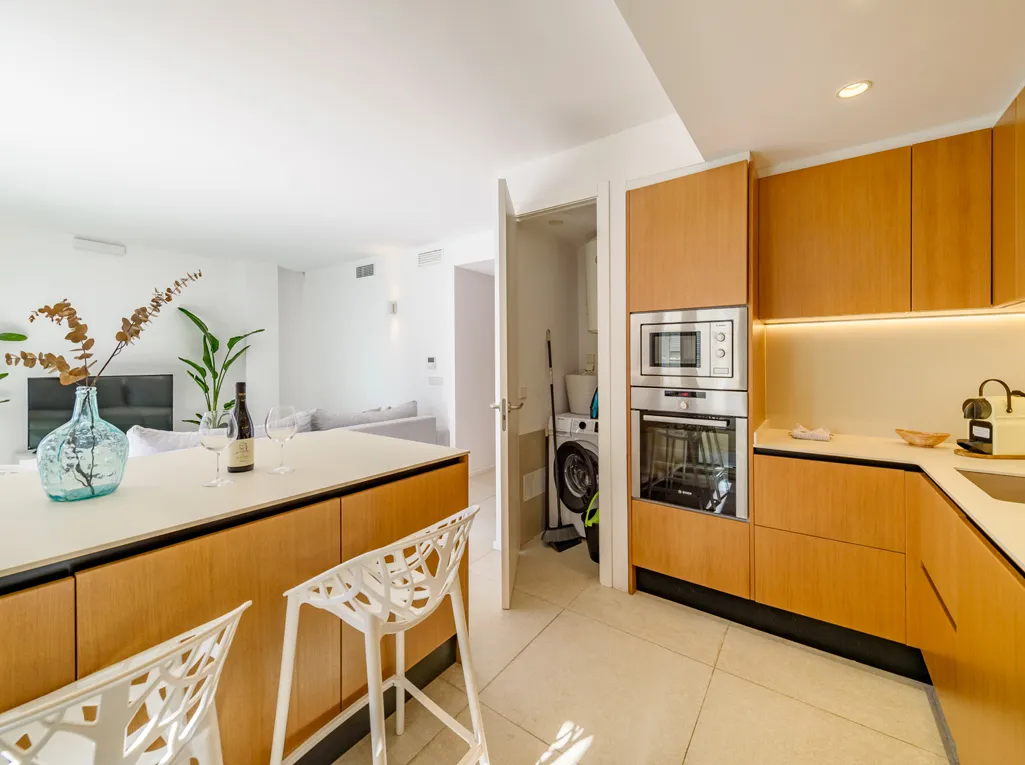 Nienaganny apartament na najwyższym piętrze przy klubie jachtowym-8