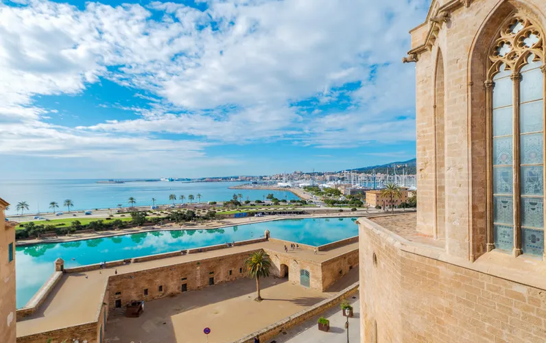 Prime location: Exclusive, unfurnished penthouse right next to the cathedral, with a terrace, lift and parking space