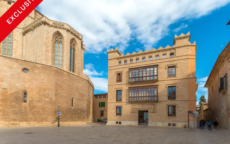 Prime location: Exclusive penthouse right next to the cathedral, with a terrace, lift and parking space