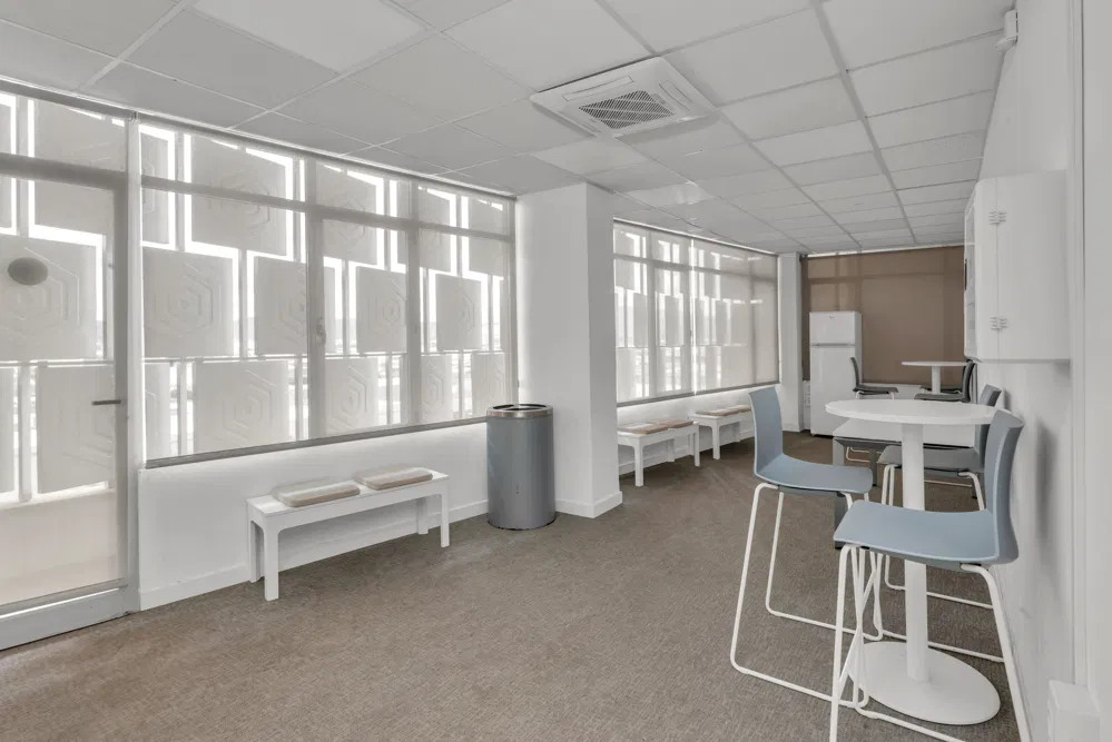 Étage de bureaux dans un bâtiment emblématique de la zone industrielle-4