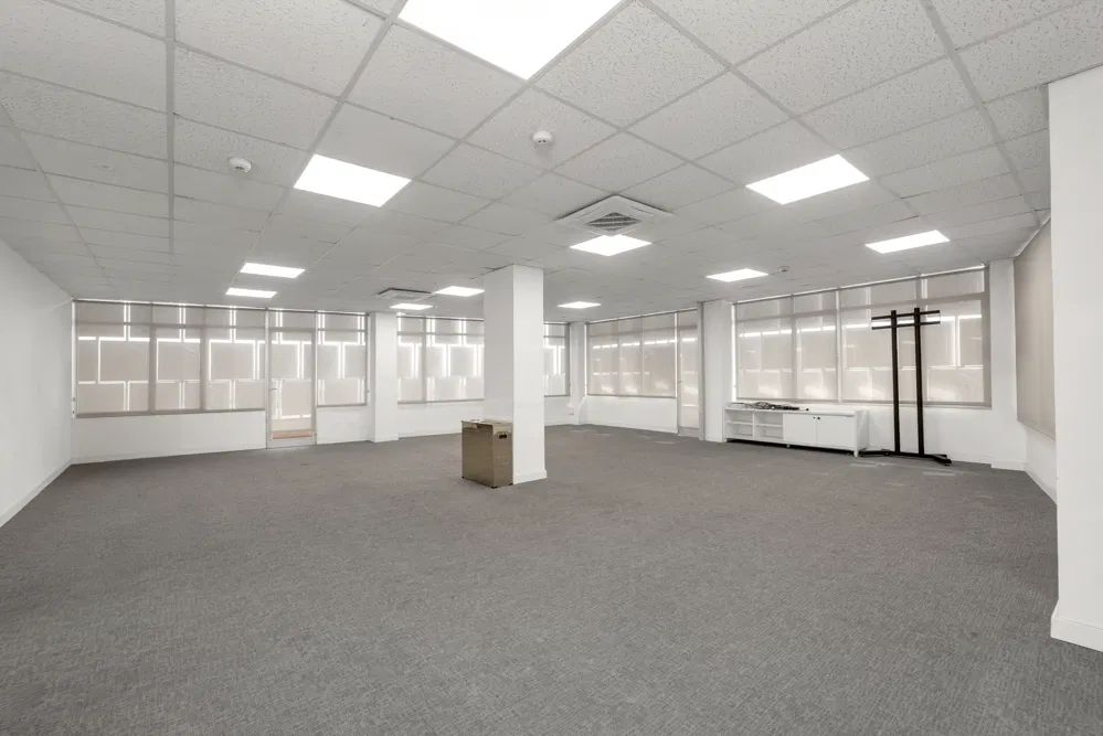 Étage de bureaux dans un bâtiment emblématique de la zone industrielle-7