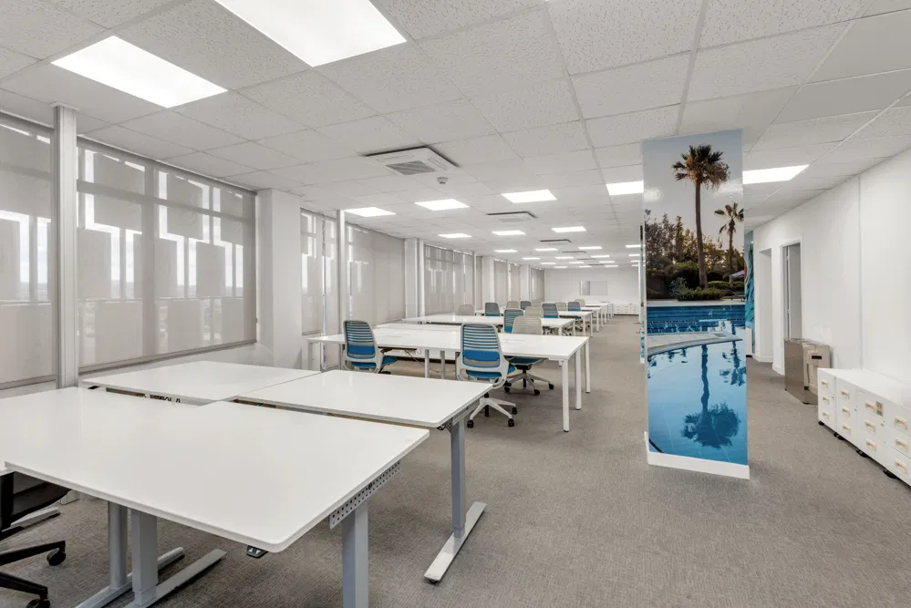 Étage de bureaux dans un bâtiment emblématique de la zone industrielle-1
