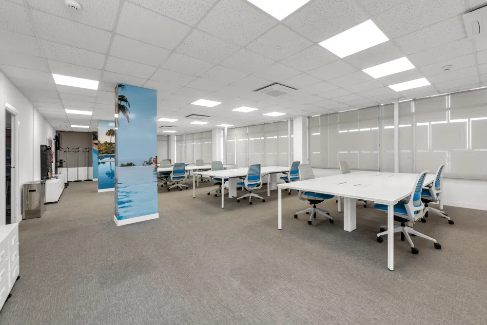 Étage de bureaux dans un bâtiment emblématique de la zone industrielle-2