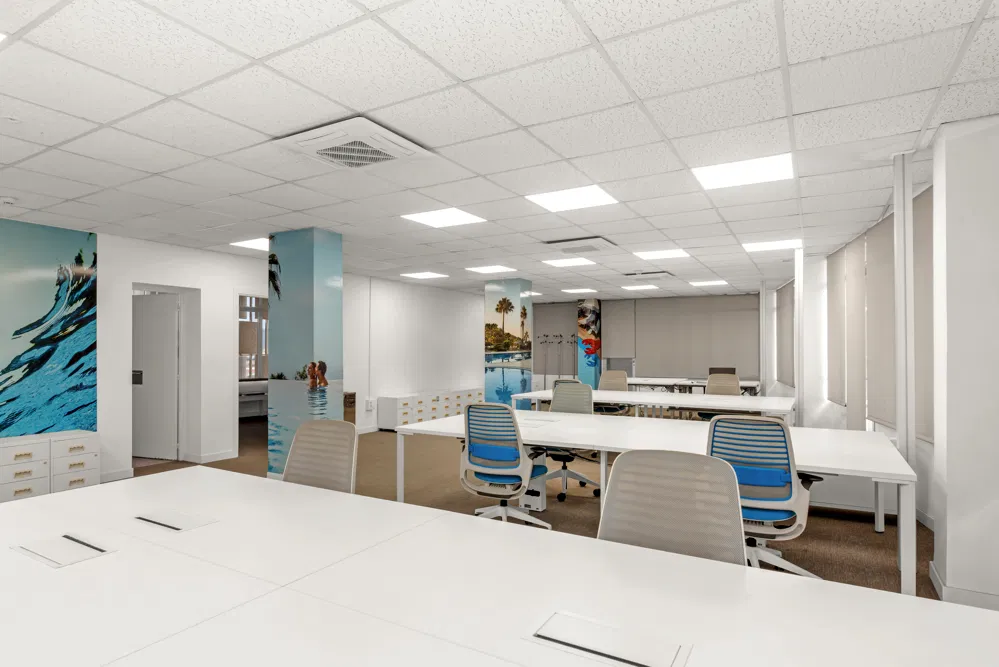 Étage de bureaux dans un bâtiment emblématique de la zone industrielle-3