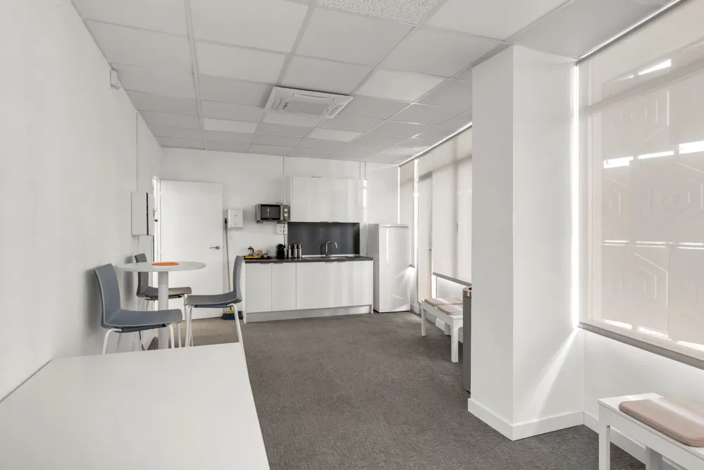 Étage de bureaux dans un bâtiment emblématique de la zone industrielle-5