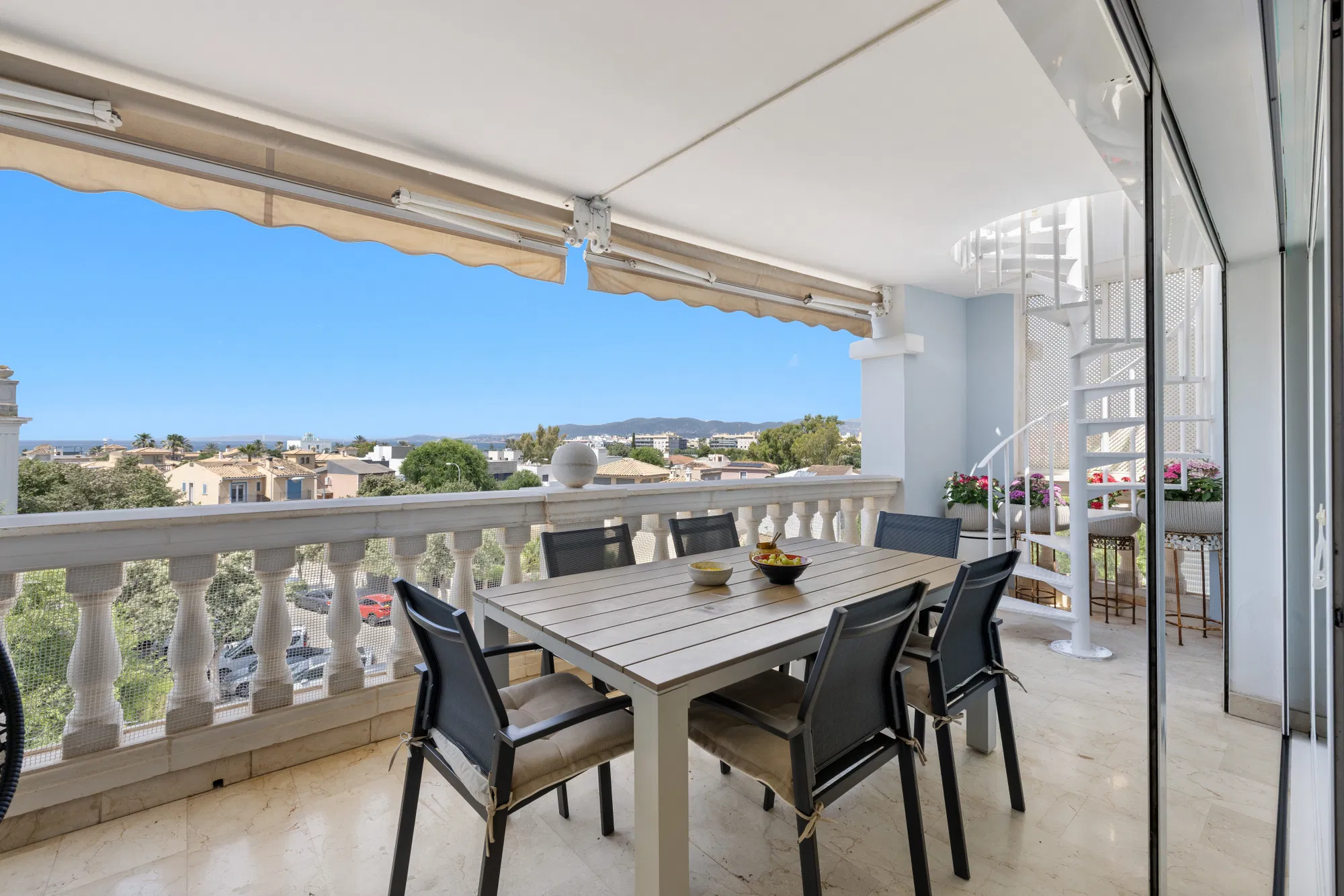 Penthouse close to the beach with sea views and spacious rooftop terrace-2