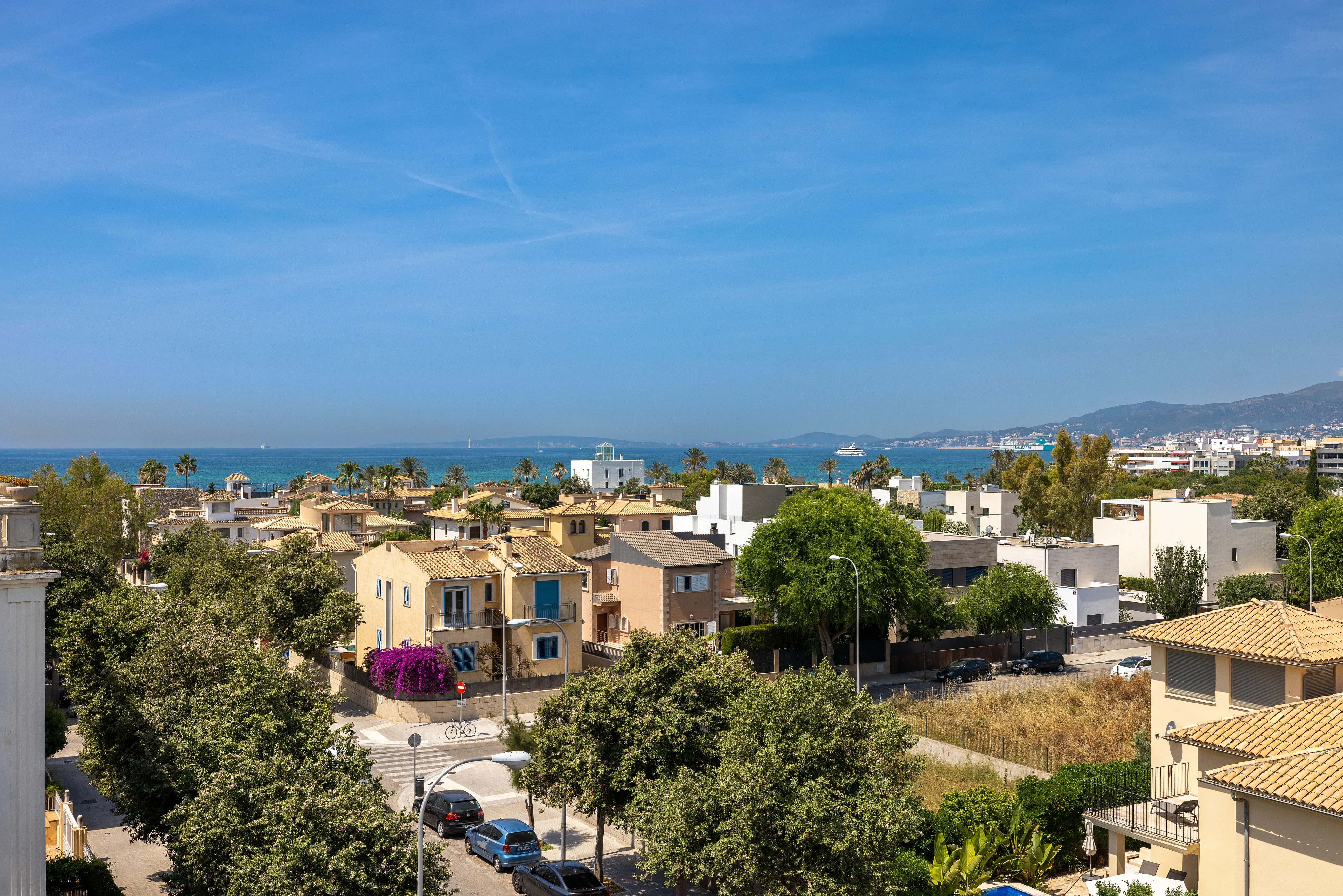 Àtic davant de la platja amb vistes al mar i una àmplia terrassa a la coberta-1