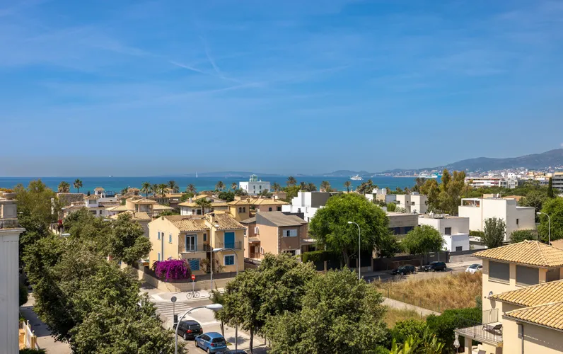 Penthouse close to the beach with sea views and spacious rooftop terrace