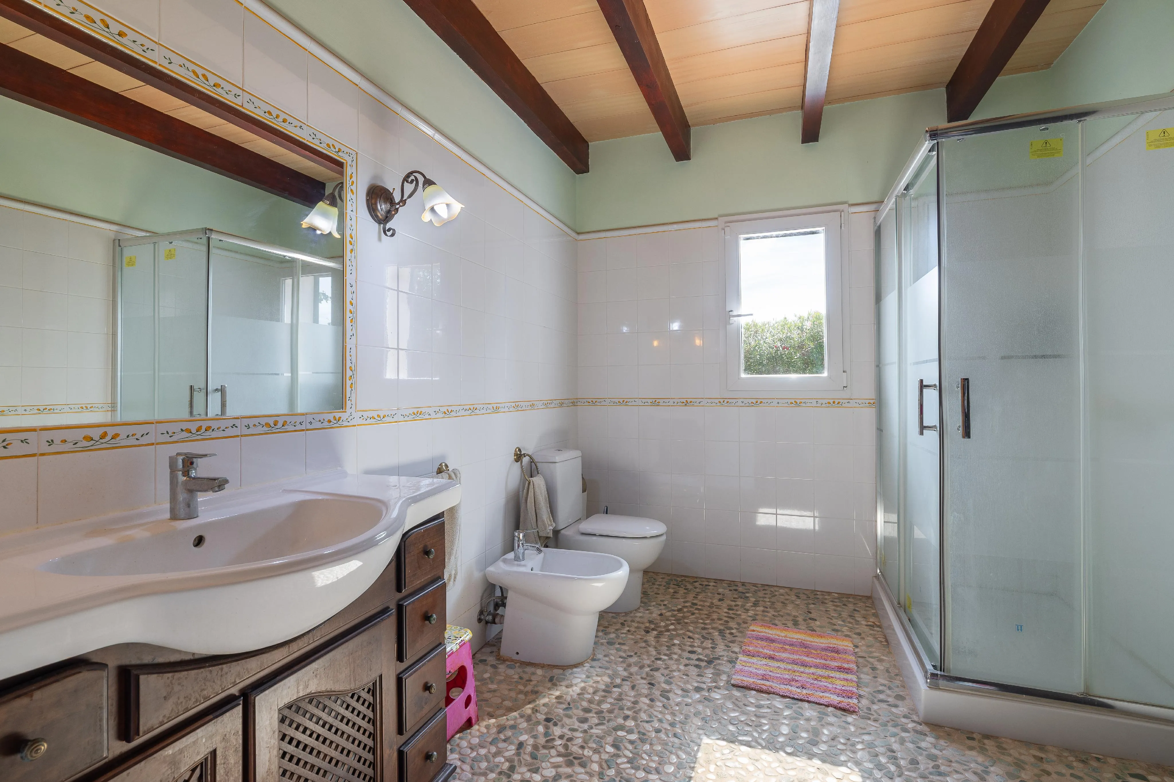 Selvforsynende landhus med masser af plads og smukt udendørs område-14