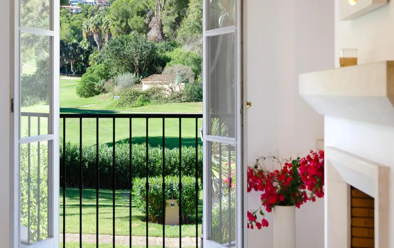 Mediterraner Rückzugsort in begehrter Golfresidenz von Bendinat