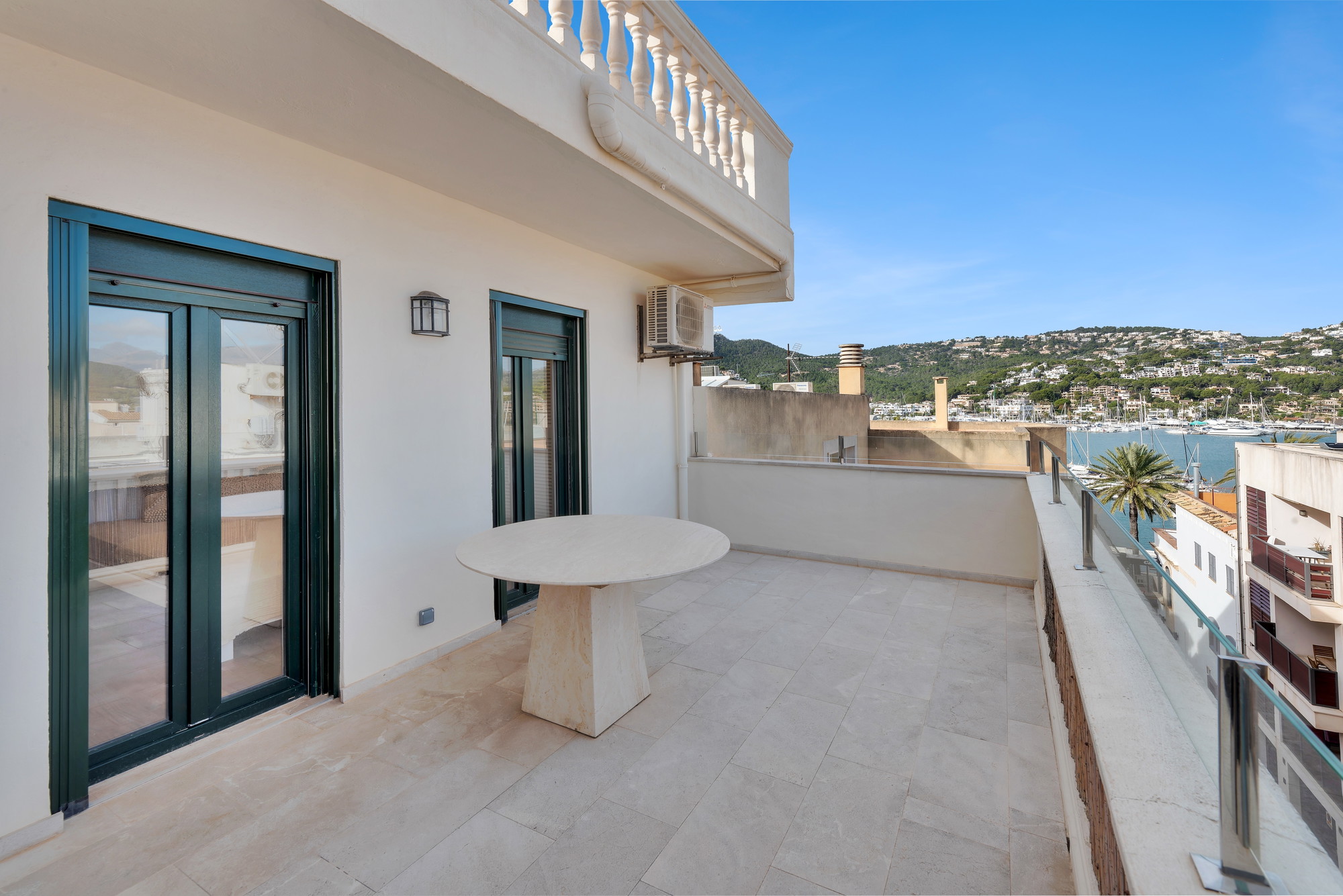 Renovated penthouse in a central harbour location with panoramic views-23