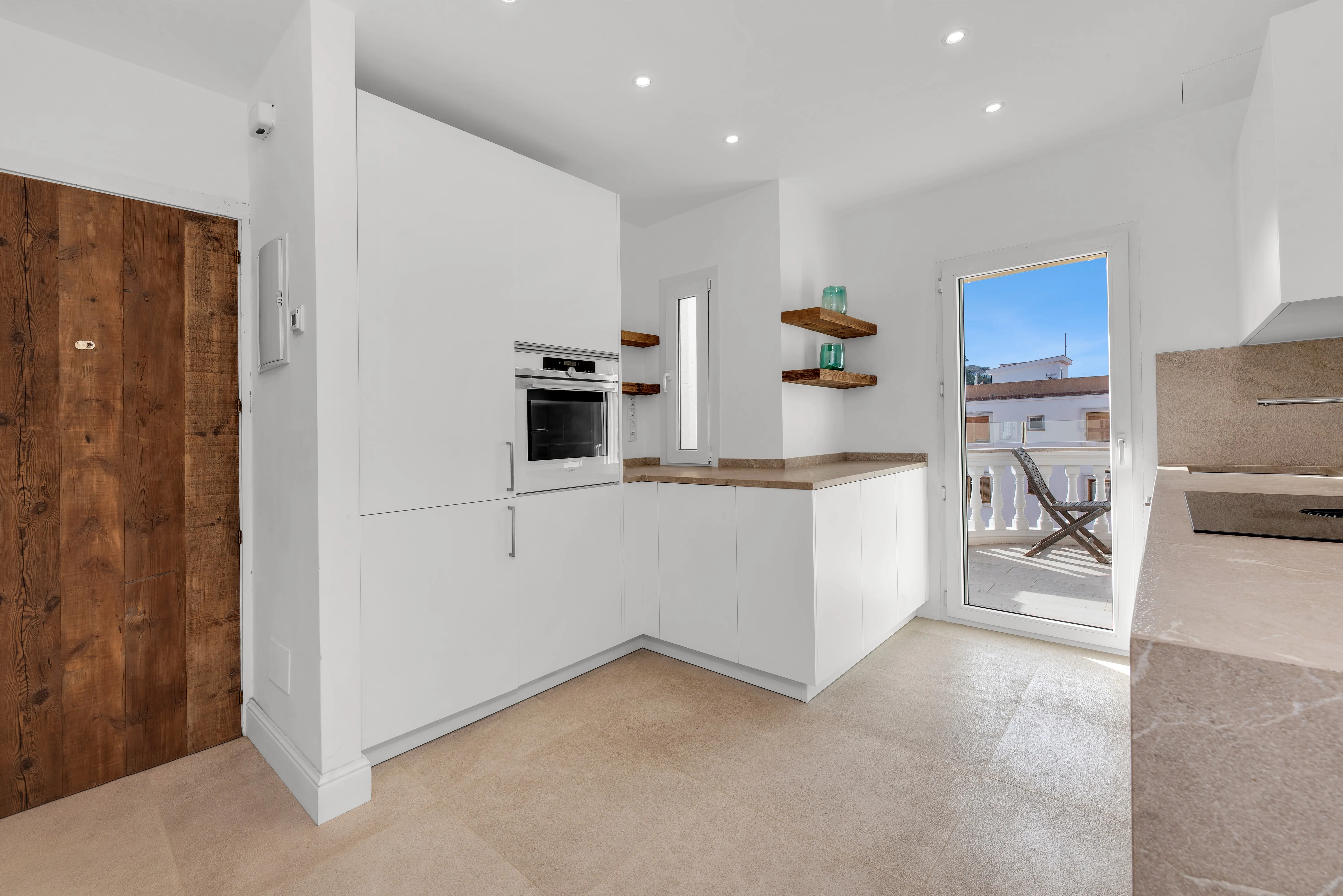 Renovated penthouse in a central harbour location with panoramic views-15