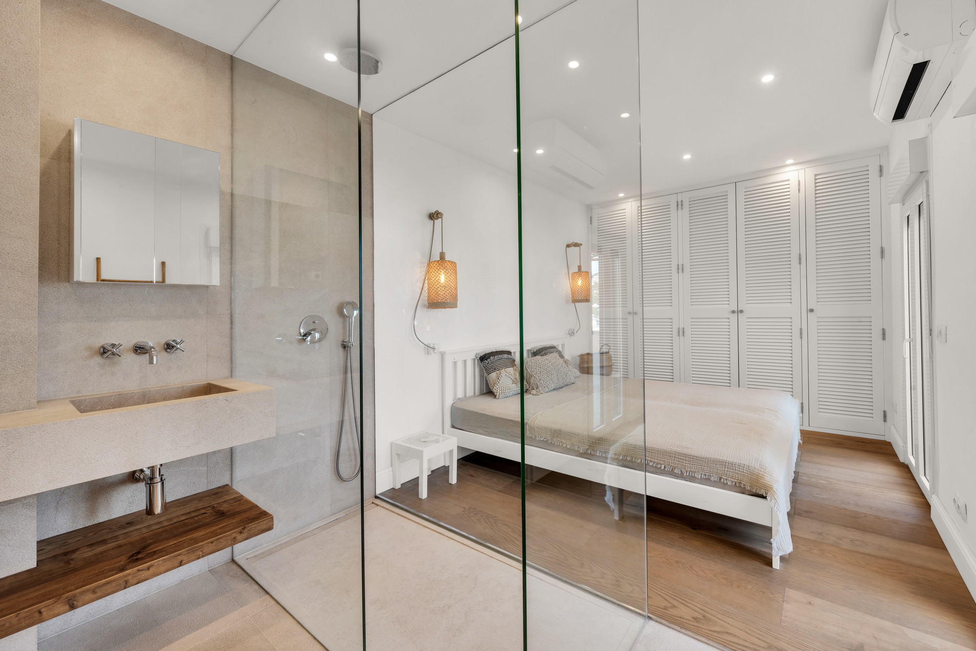 Renovated penthouse in a central harbour location with panoramic views-16