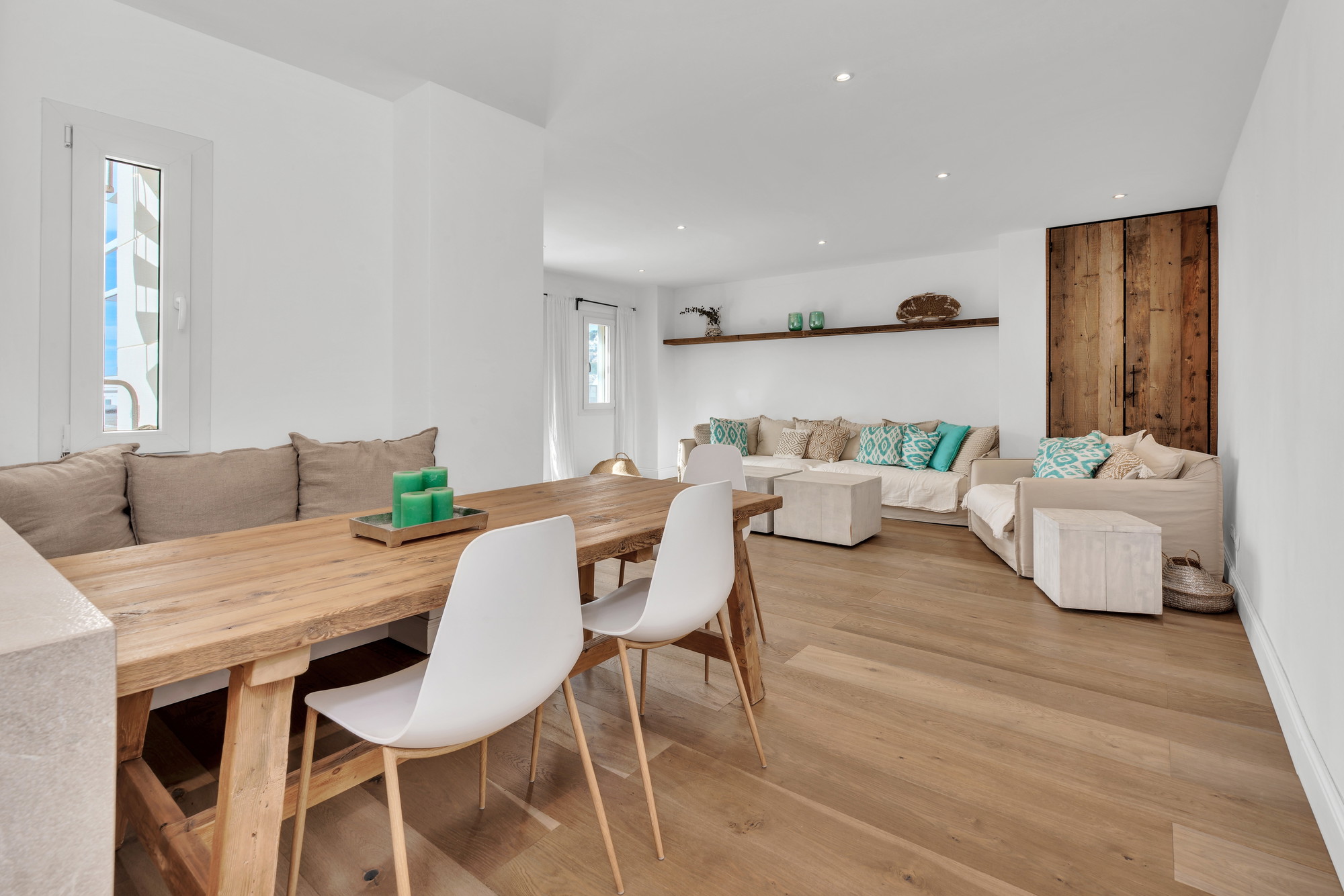 Renovated penthouse in a central harbour location with panoramic views-13