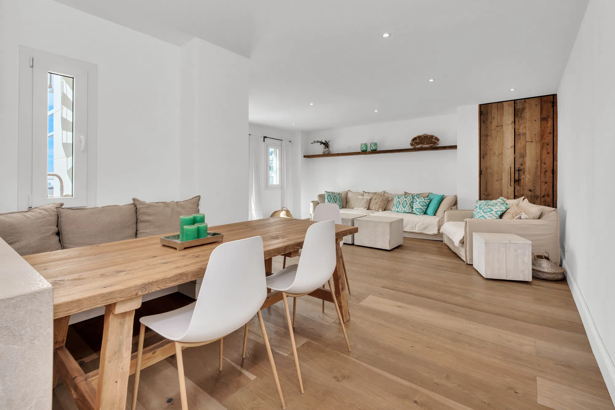 Renovated penthouse in a central harbour location with panoramic views-13