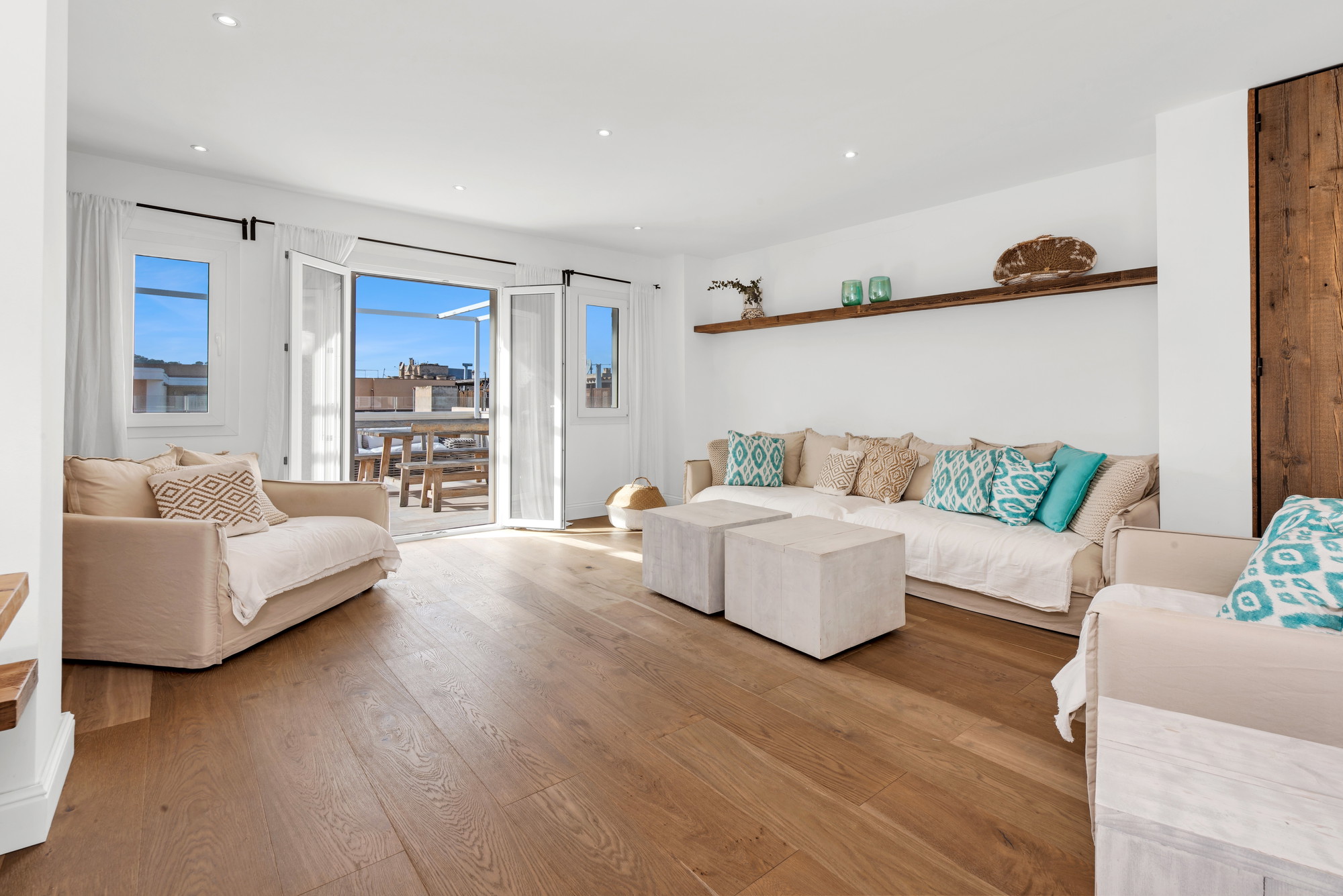 Renovated penthouse in a central harbour location with panoramic views-12