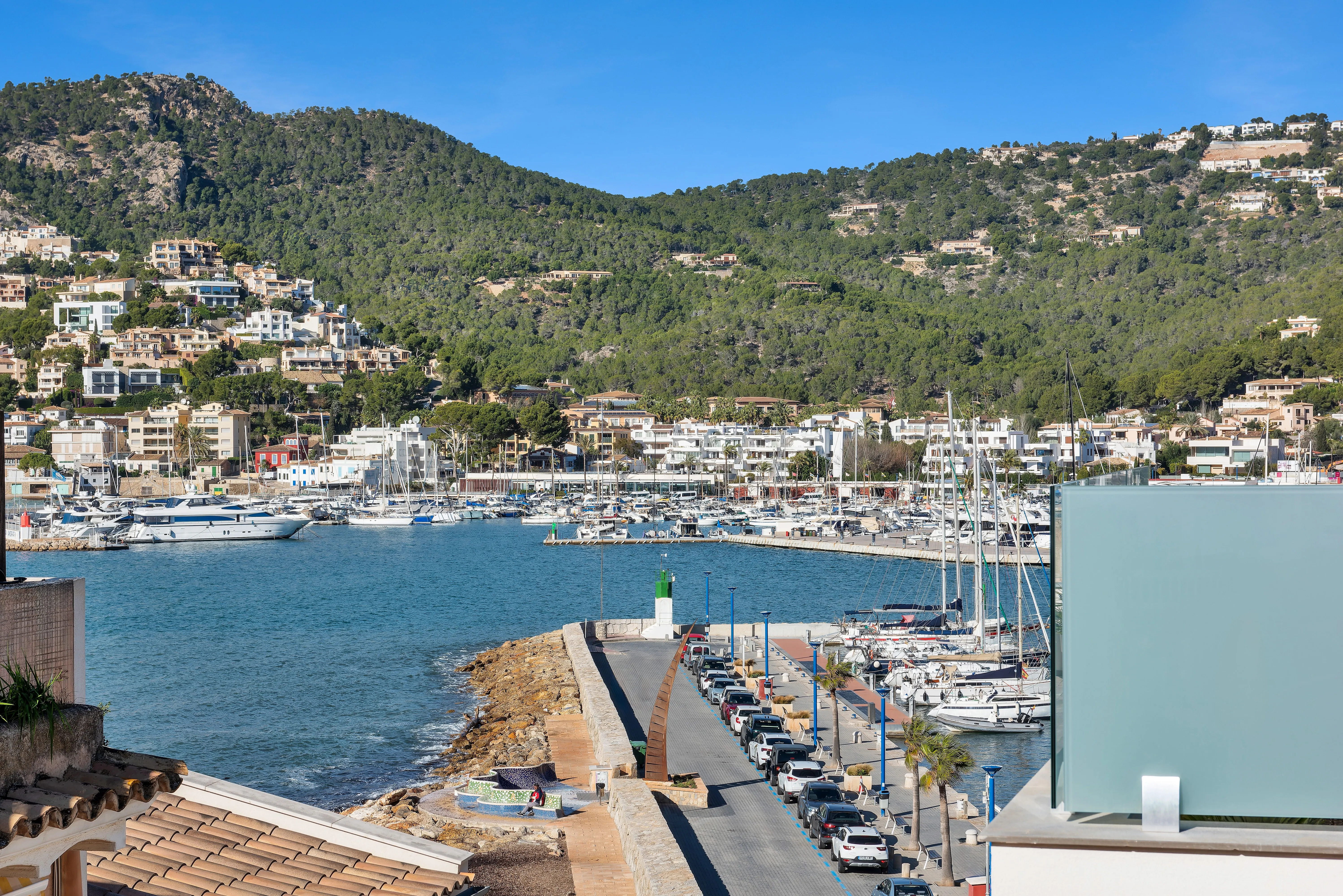 Renovated penthouse in a central harbour location with panoramic views-4