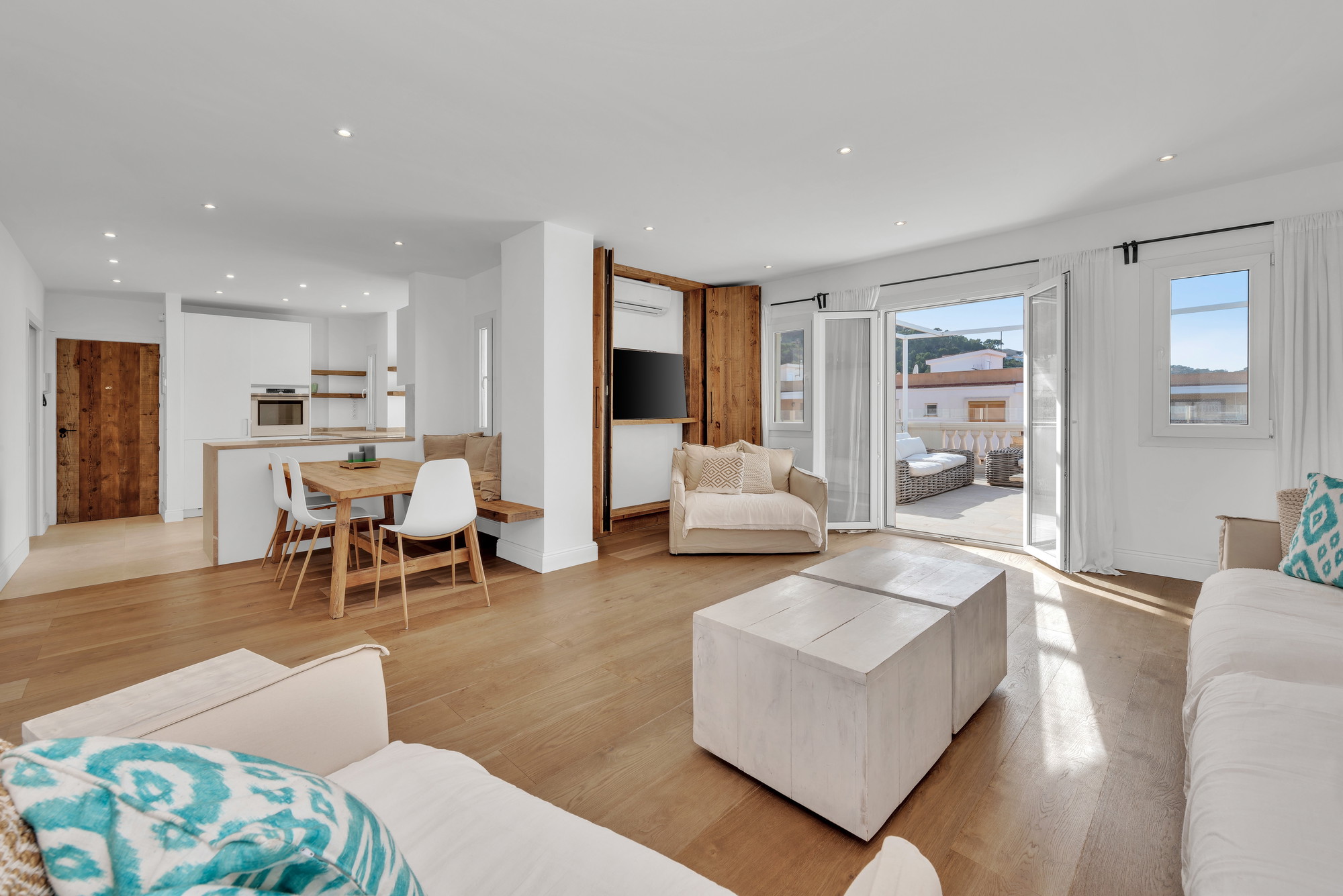 Renovated penthouse in a central harbour location with panoramic views-11