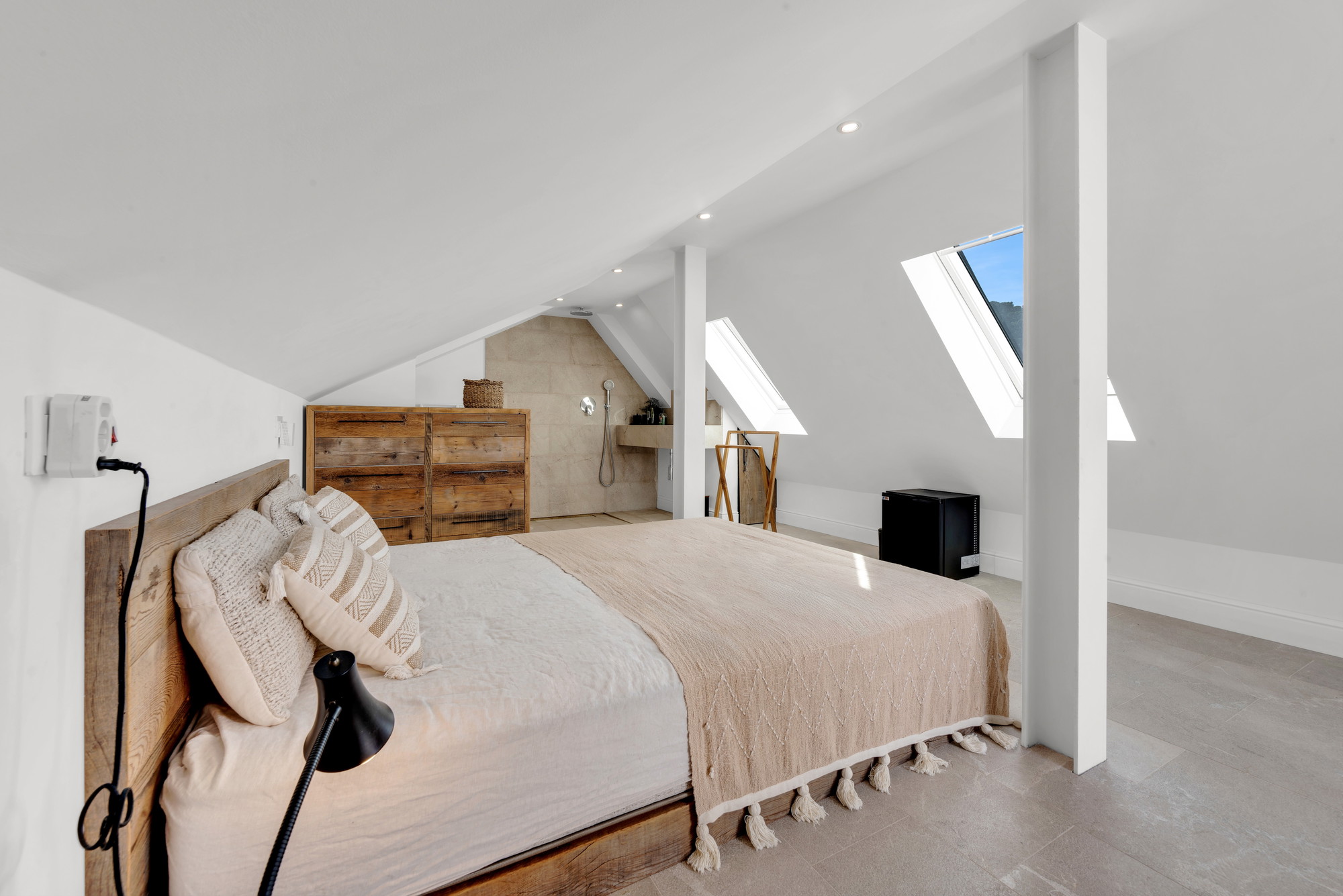 Renovated penthouse in a central harbour location with panoramic views-20