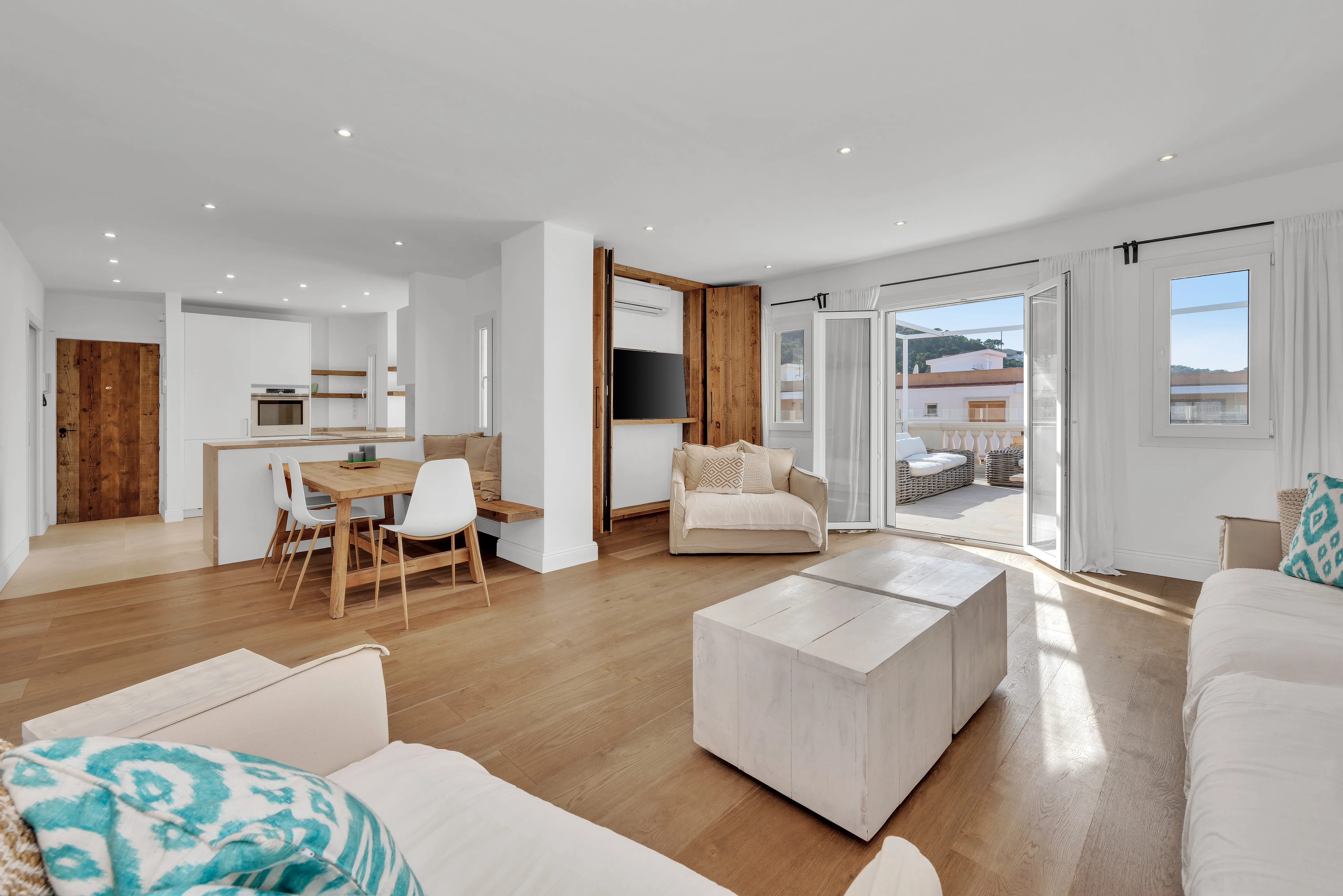 Renovated penthouse in a central harbour location with panoramic views-11