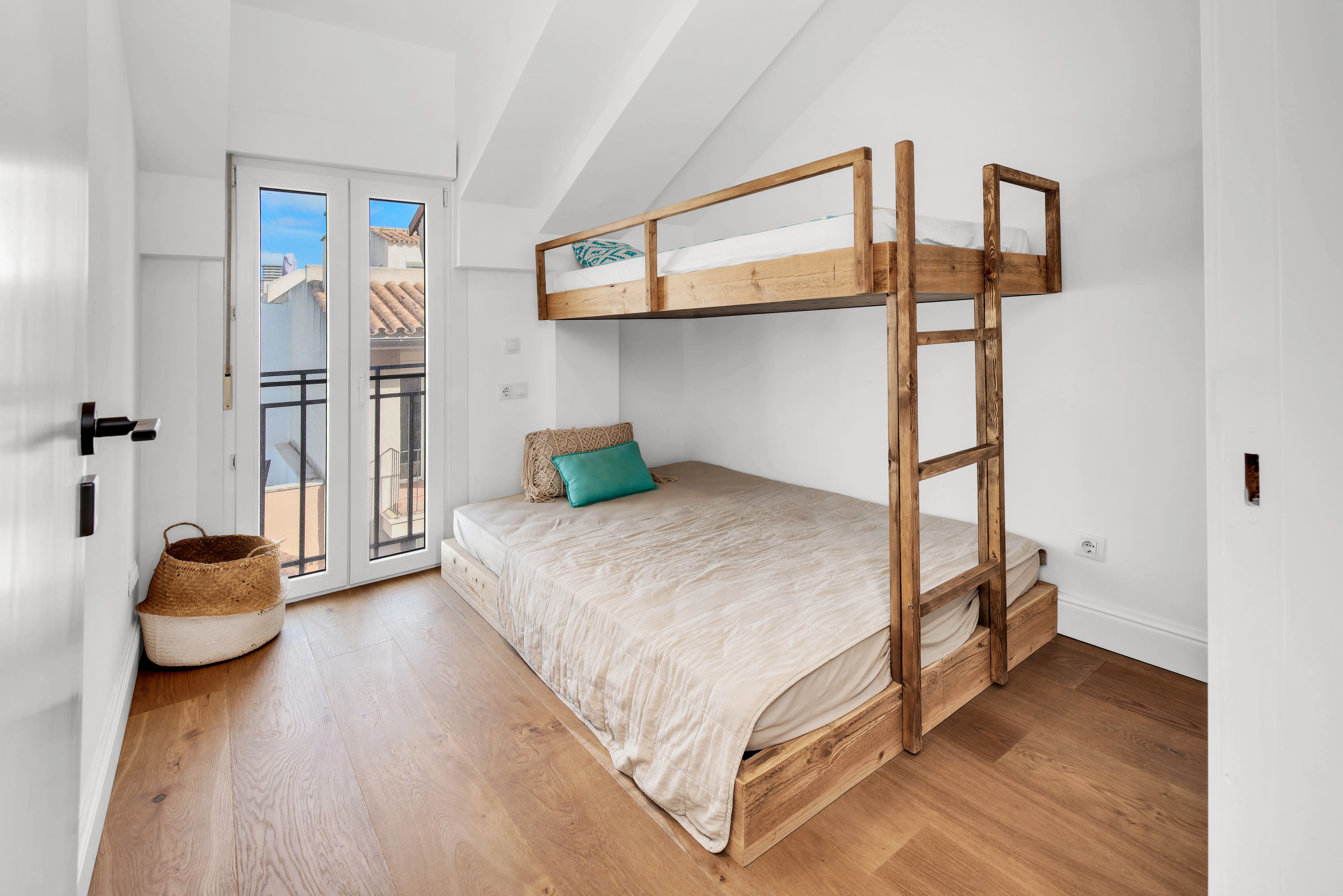 Renovated penthouse in a central harbour location with panoramic views-19