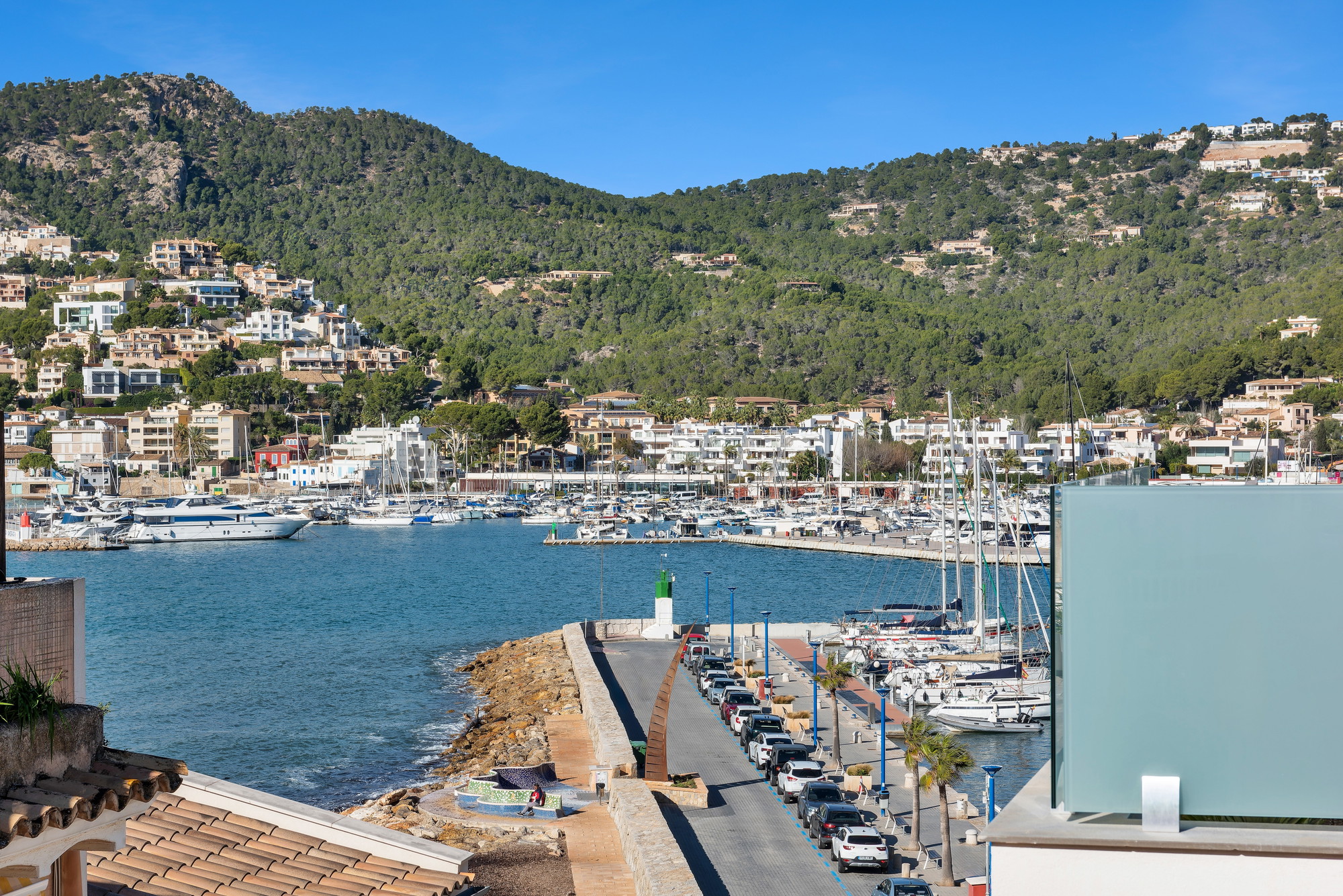 Renovated penthouse in a central harbour location with panoramic views-4