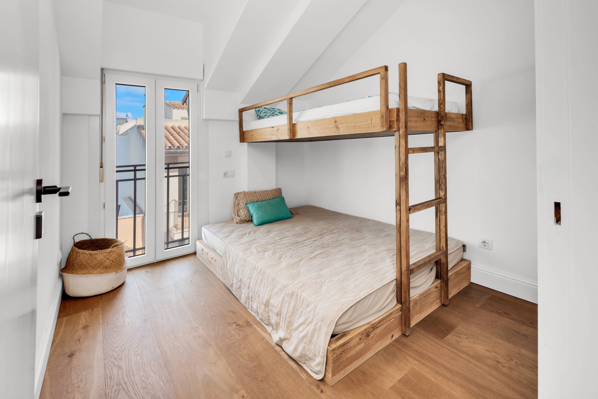 Renovated penthouse in a central harbour location with panoramic views-19
