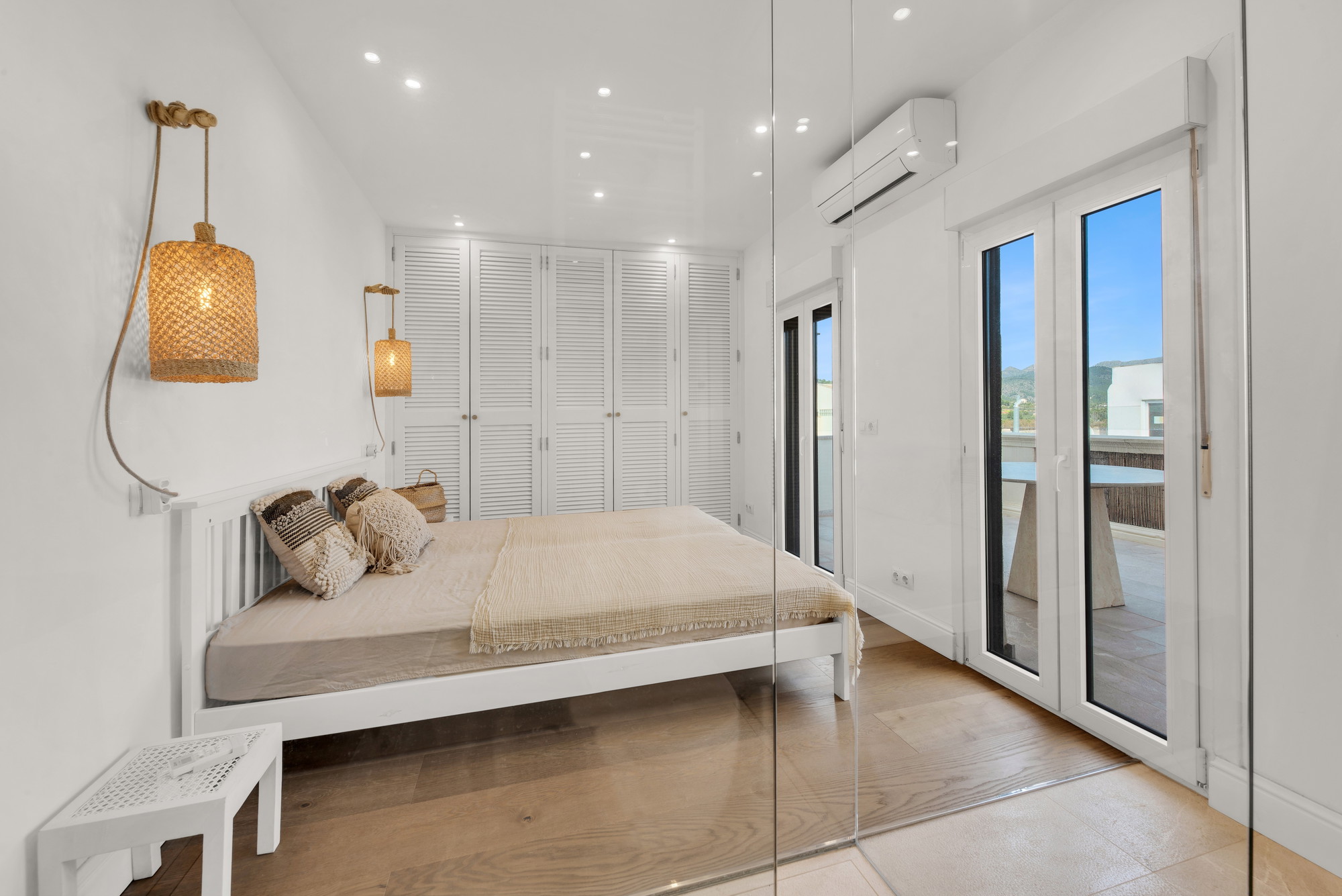 Renovated penthouse in a central harbour location with panoramic views-17