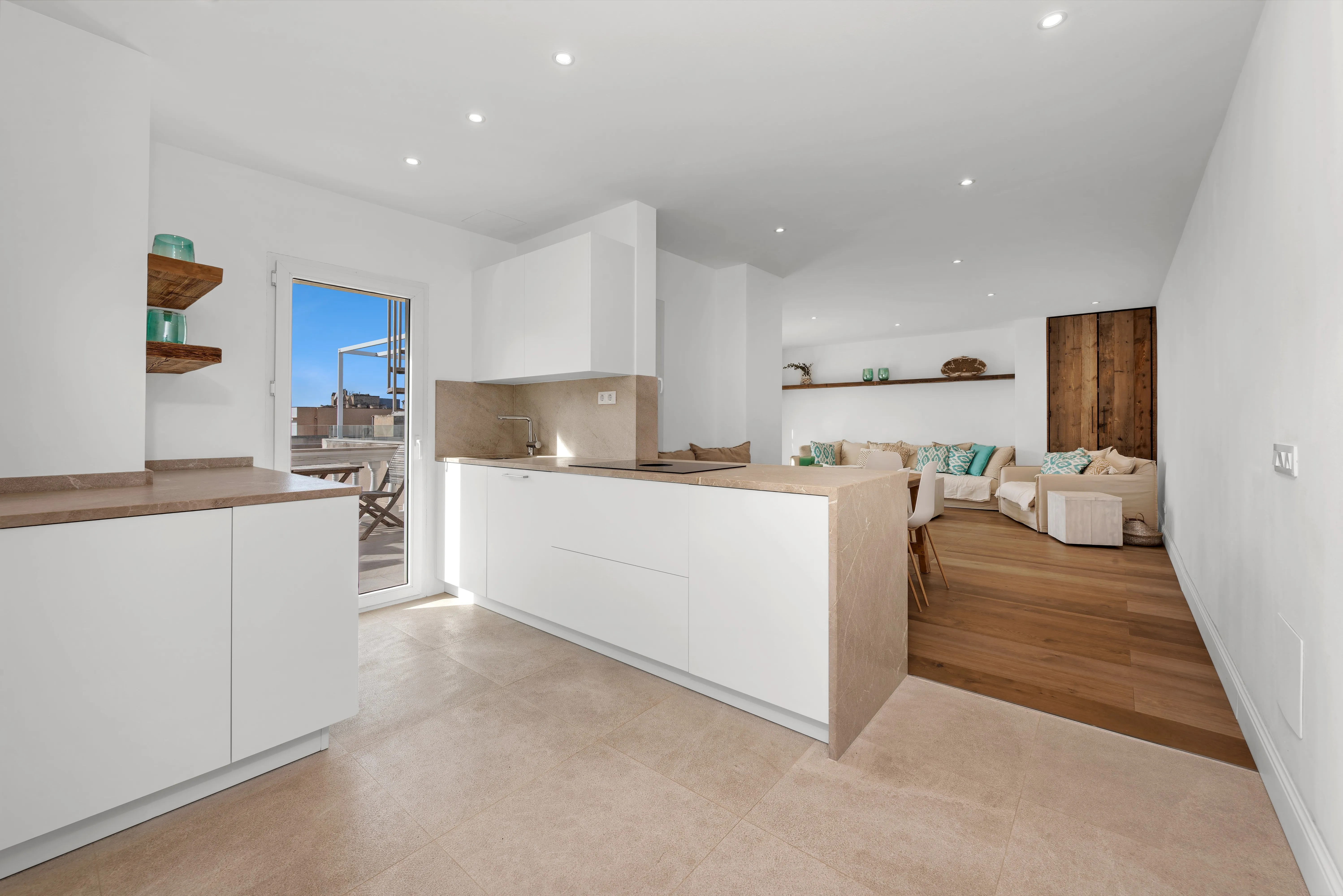 Renovated penthouse in a central harbour location with panoramic views-14