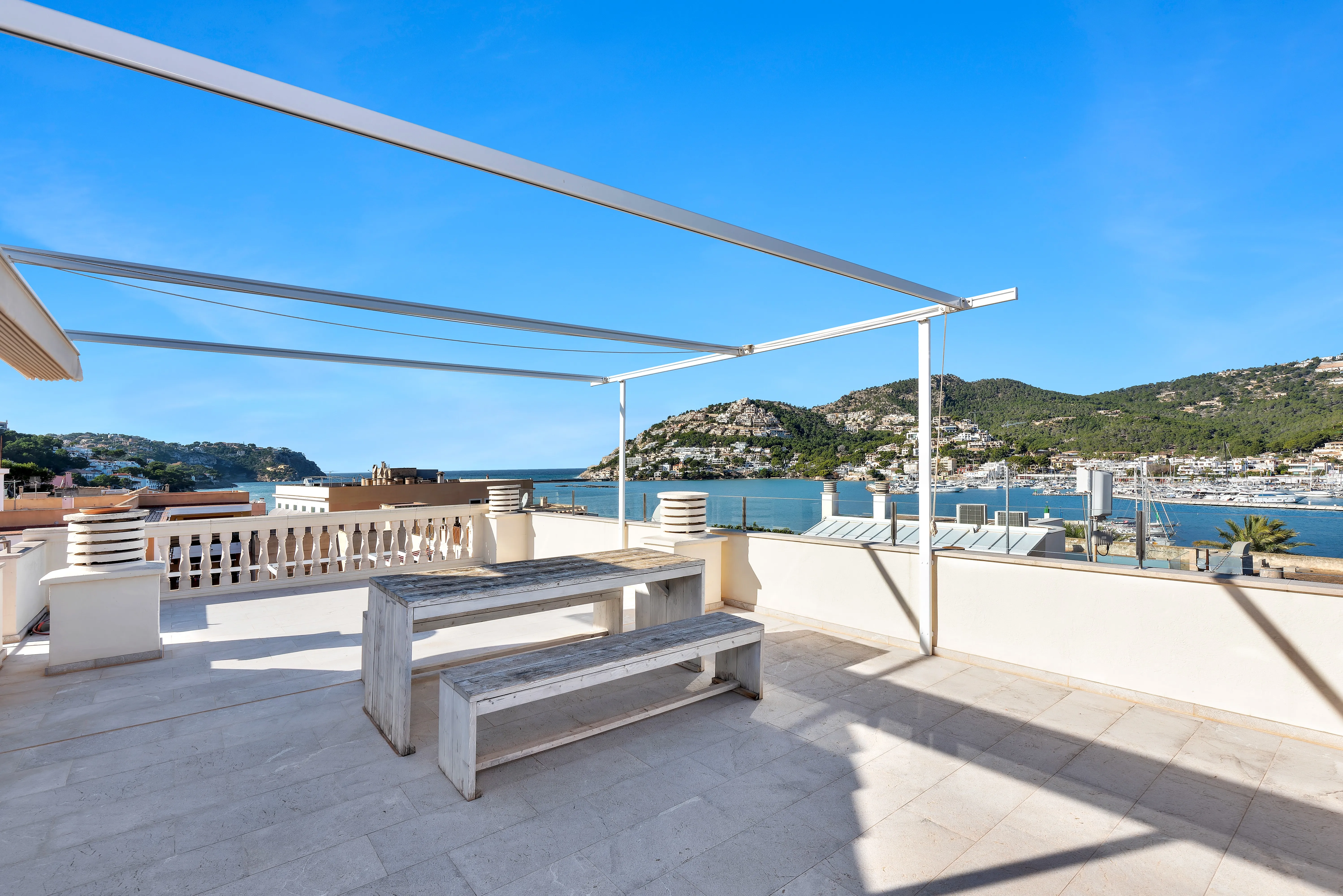 Renovated penthouse in a central harbour location with panoramic views-6