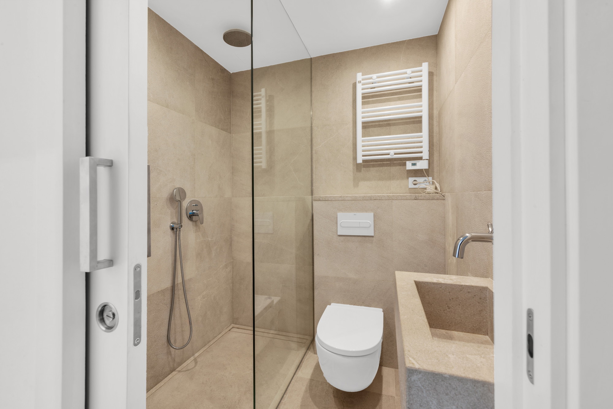Renovated penthouse in a central harbour location with panoramic views-22