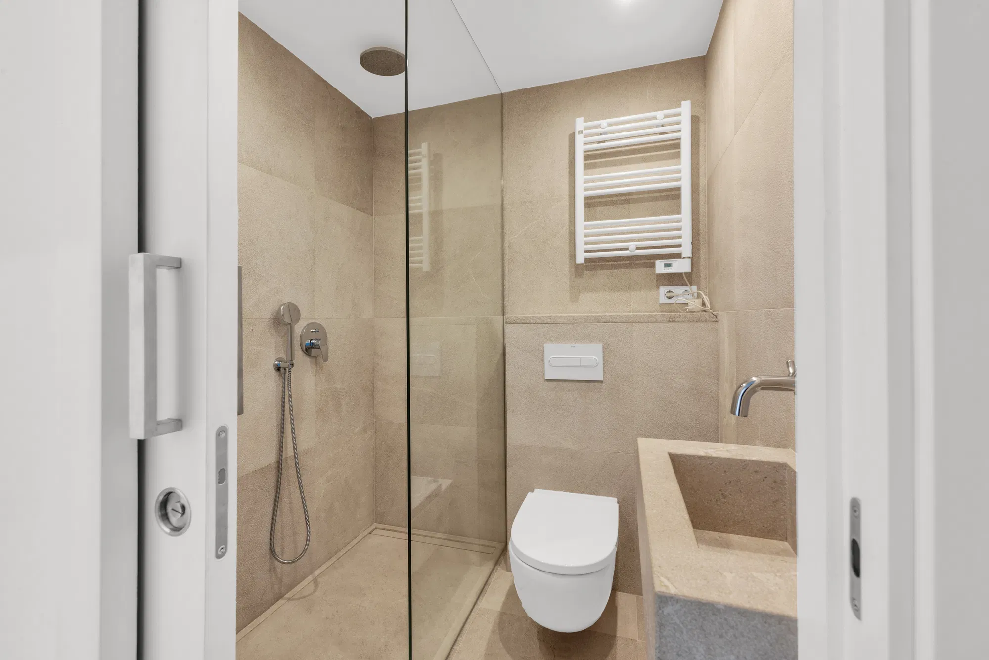 Renovated penthouse in a central harbour location with panoramic views-22