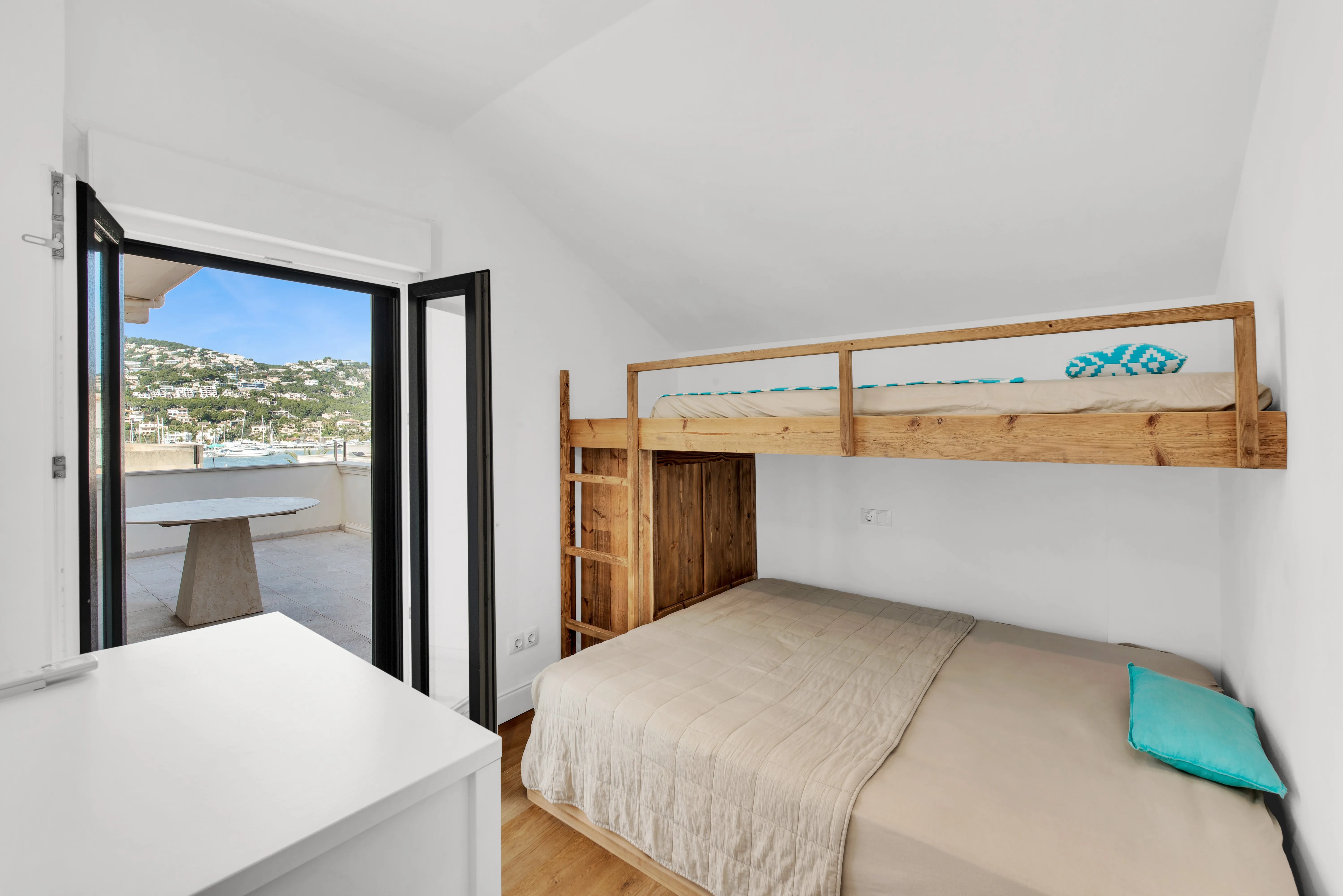 Renovated penthouse in a central harbour location with panoramic views-21