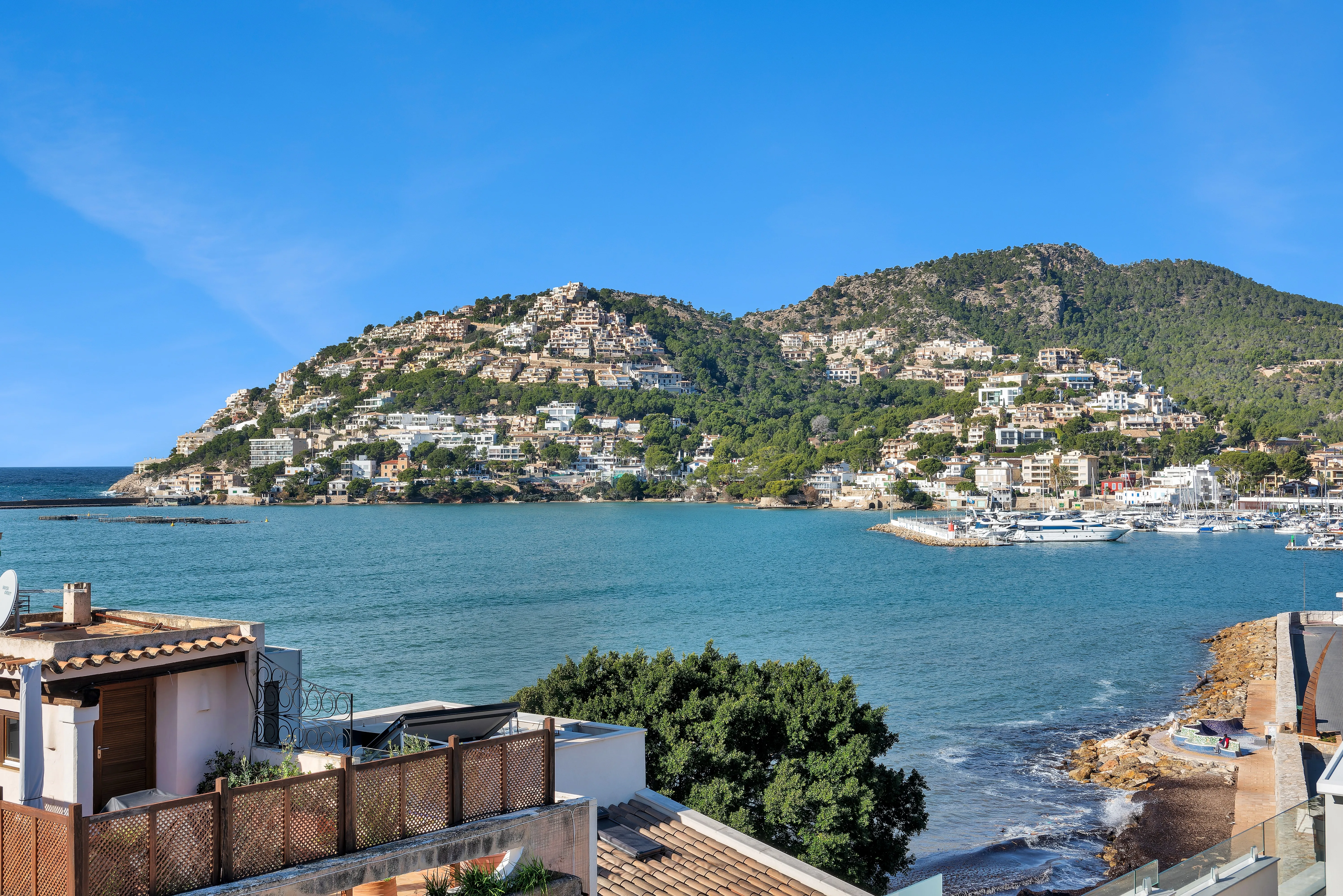 Renovated penthouse in a central harbour location with panoramic views-2