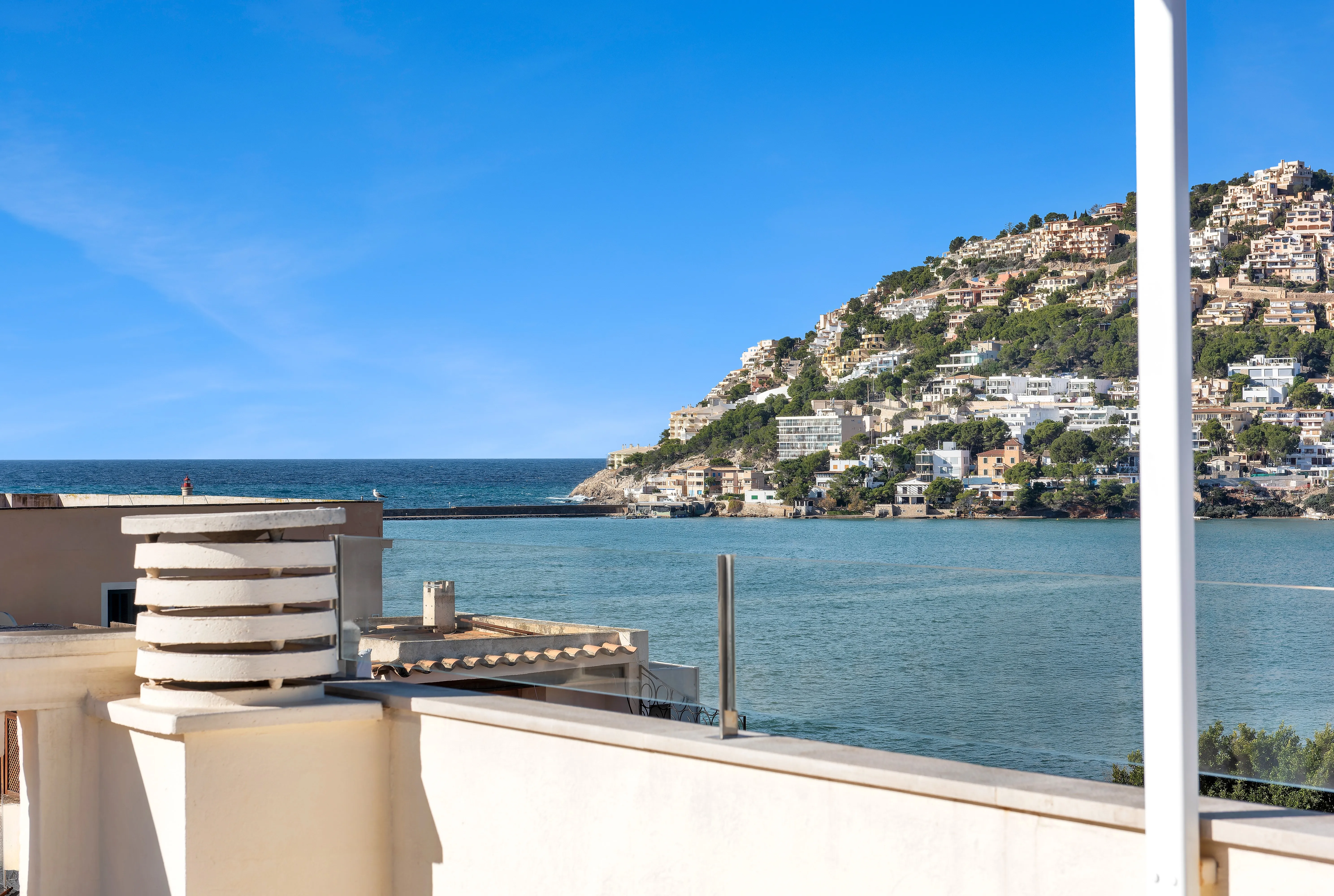 Renovated penthouse in a central harbour location with panoramic views-3