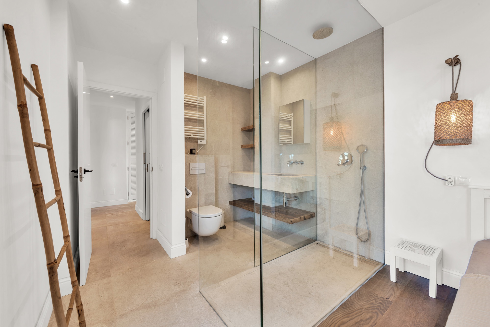 Renovated penthouse in a central harbour location with panoramic views-18