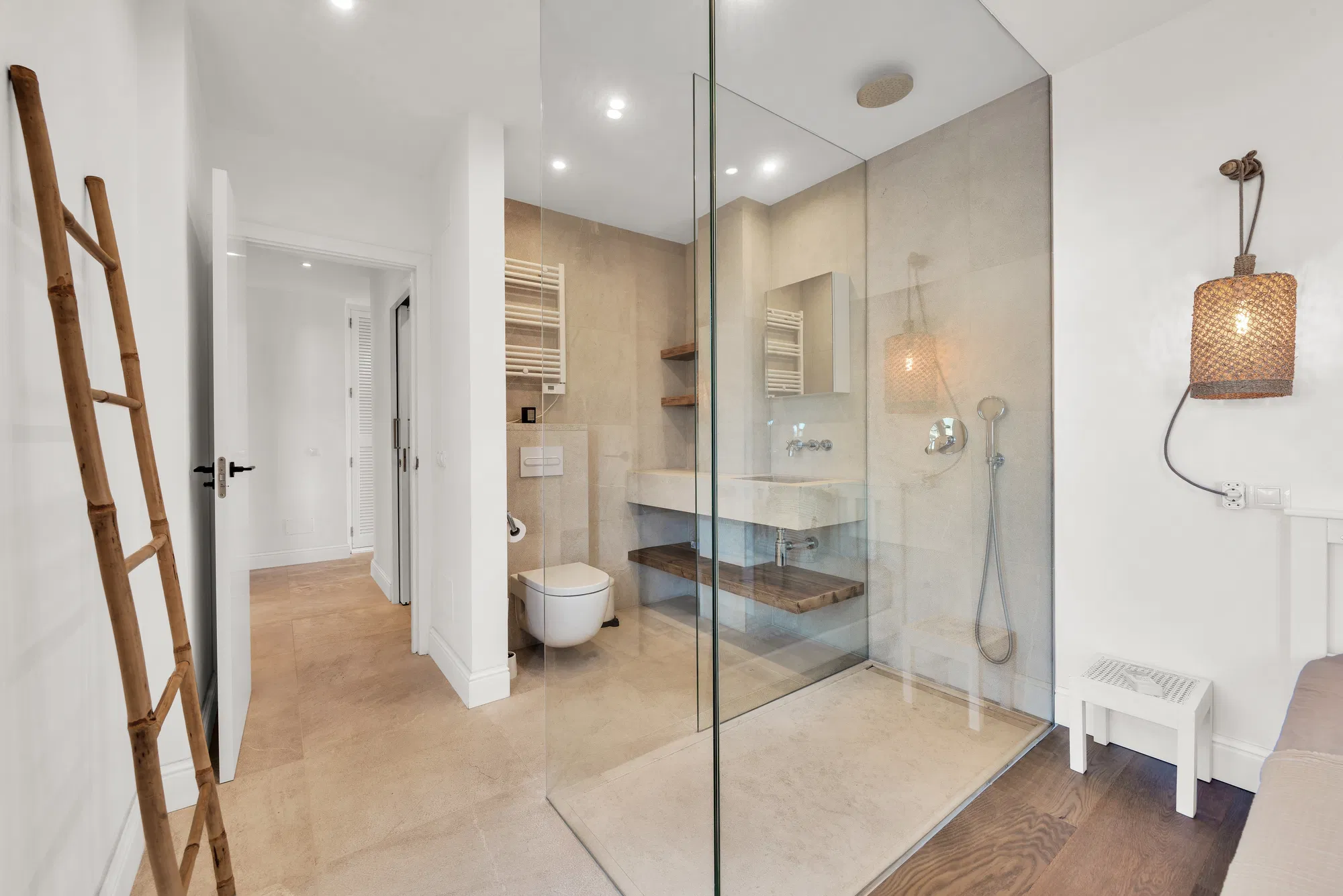 Renovated penthouse in a central harbour location with panoramic views-18