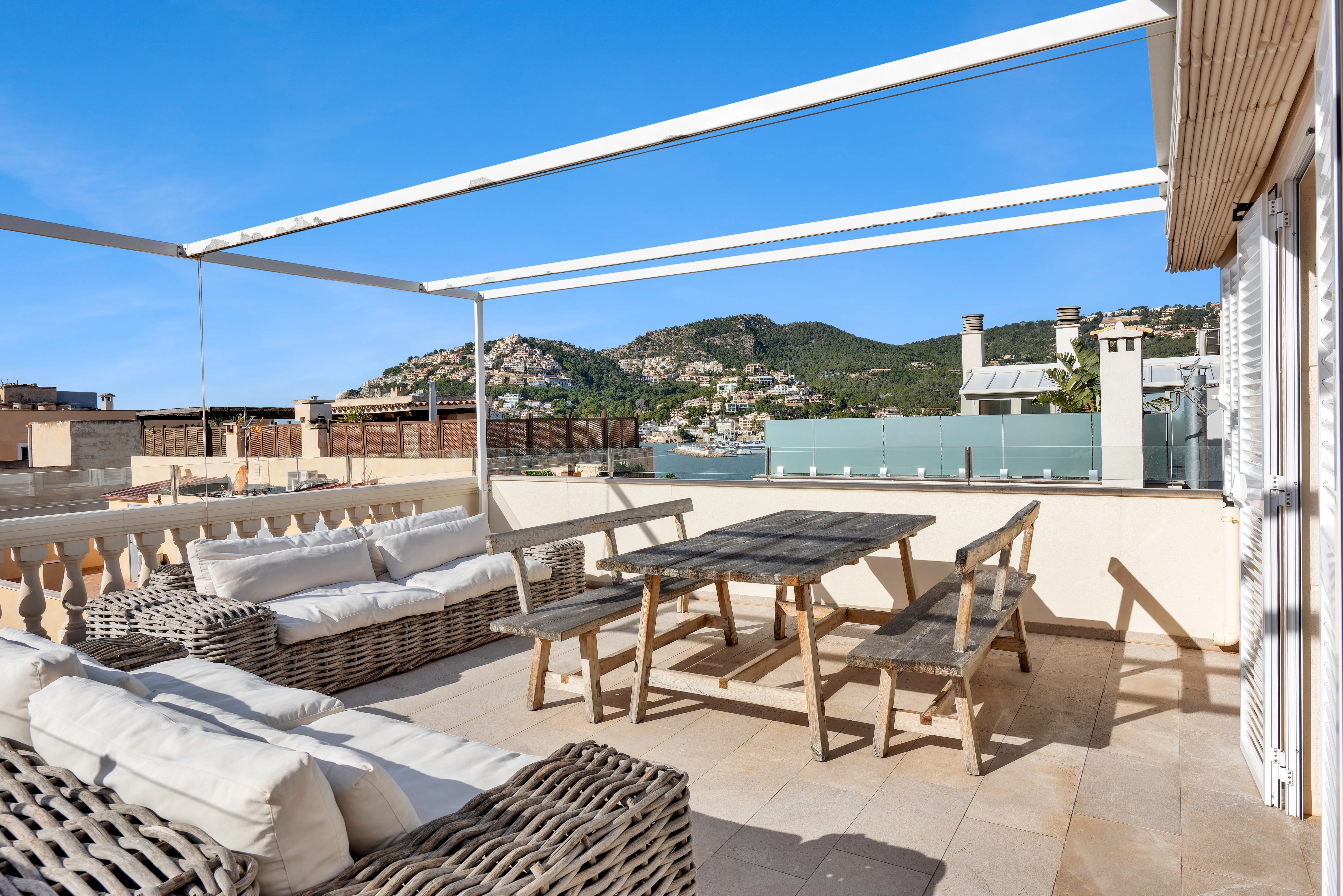 Renovated penthouse in a central harbour location with panoramic views-7