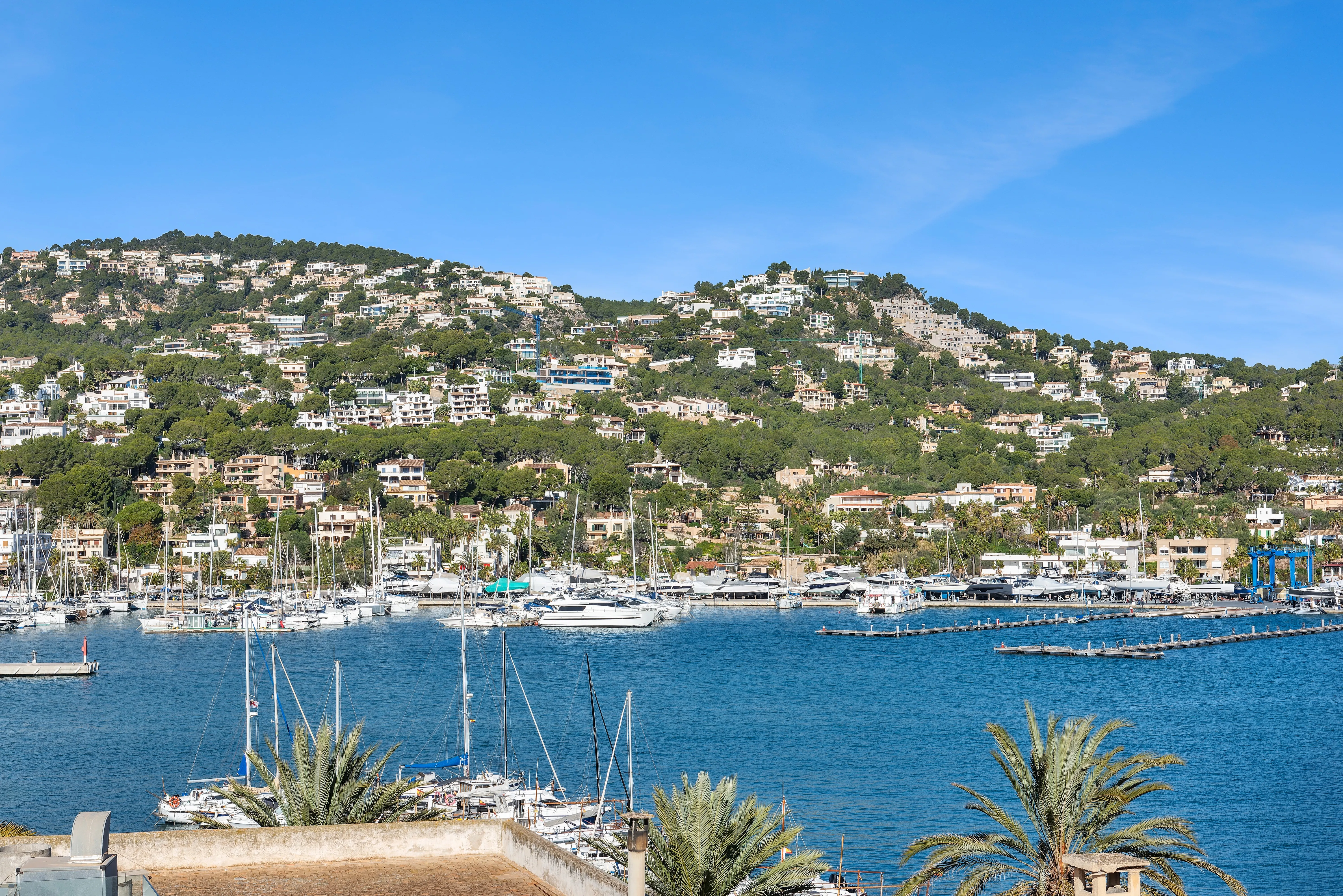 Renovated penthouse in a central harbour location with panoramic views-1