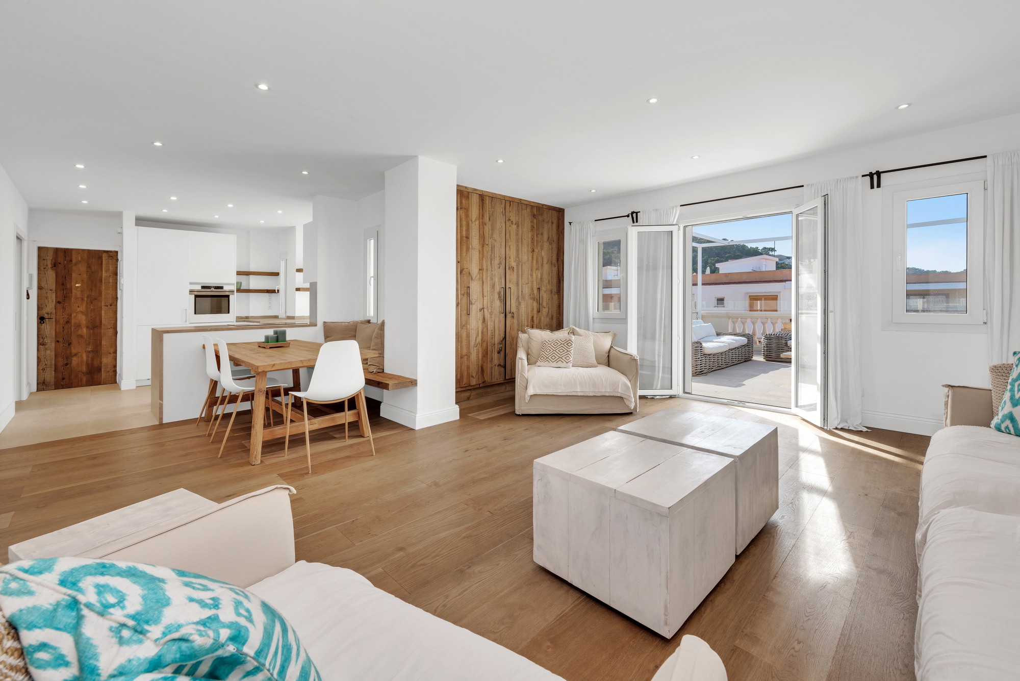 Renovated penthouse in a central harbour location with panoramic views-10