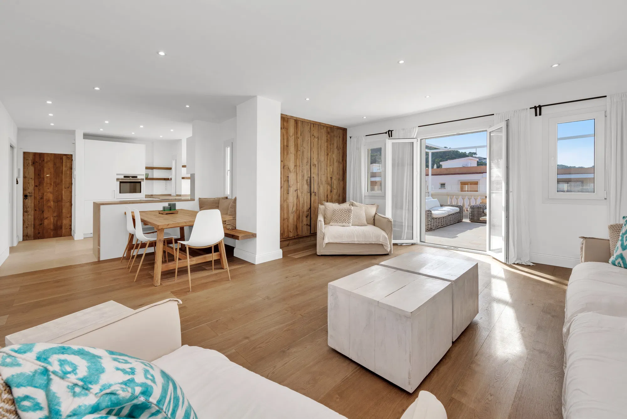 Renovated penthouse in a central harbour location with panoramic views-10