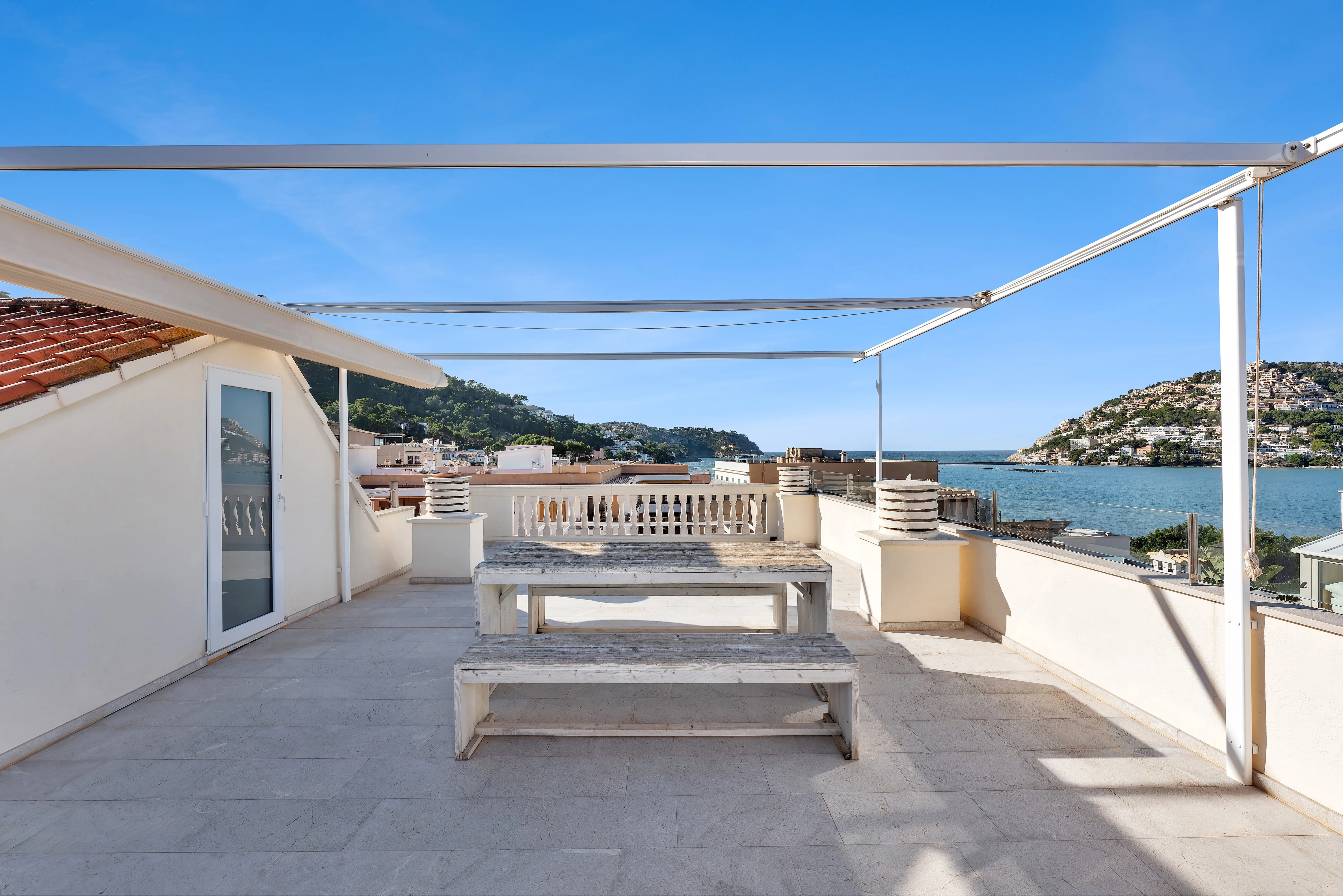 Renovated penthouse in a central harbour location with panoramic views-5