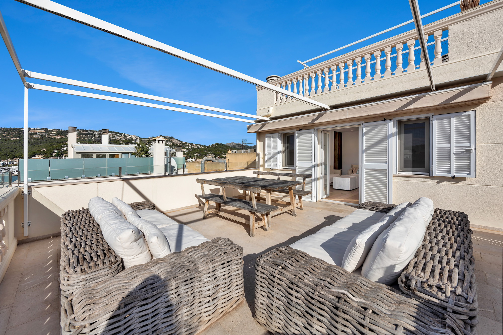 Renovated penthouse in a central harbour location with panoramic views-8