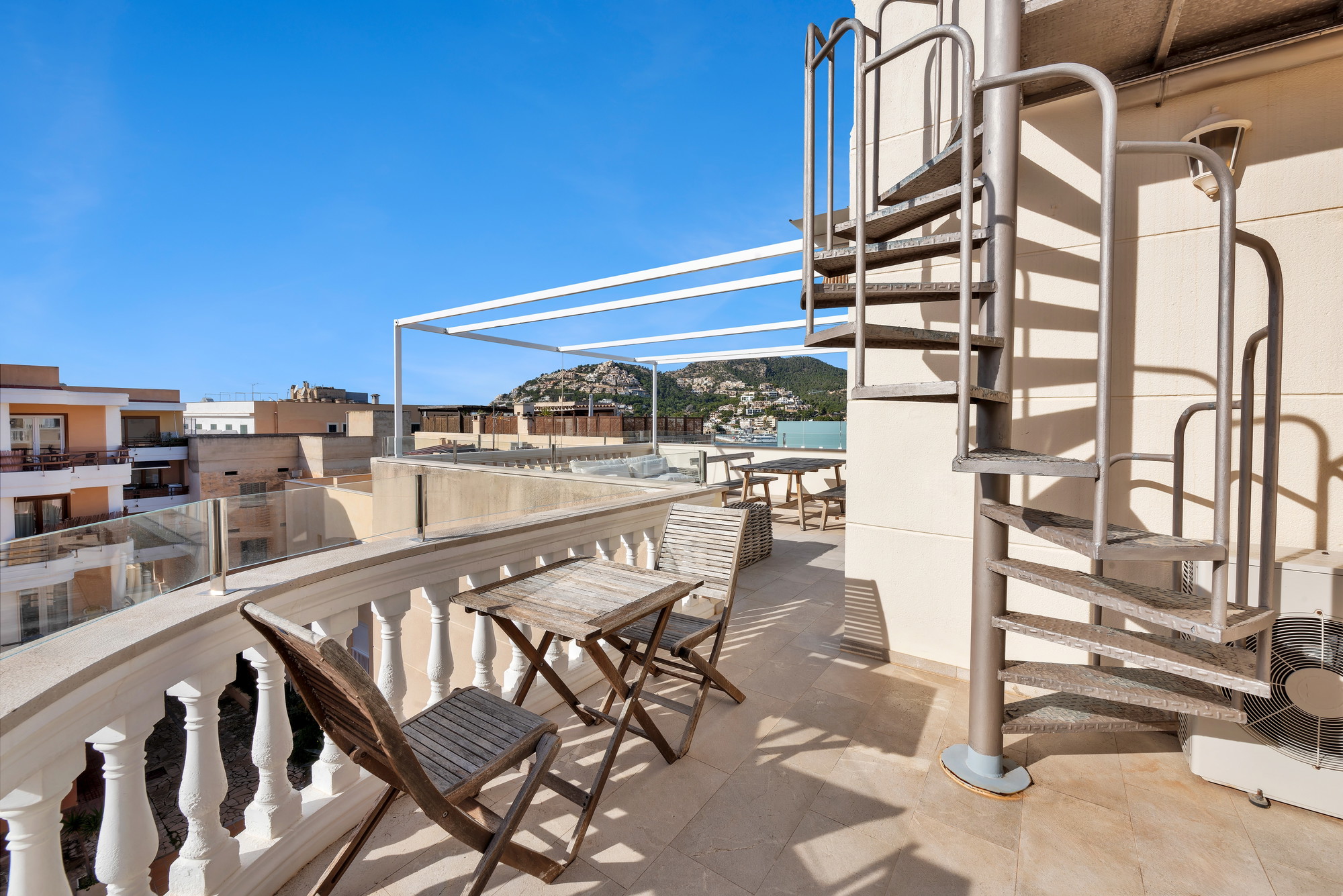 Renovated penthouse in a central harbour location with panoramic views-9