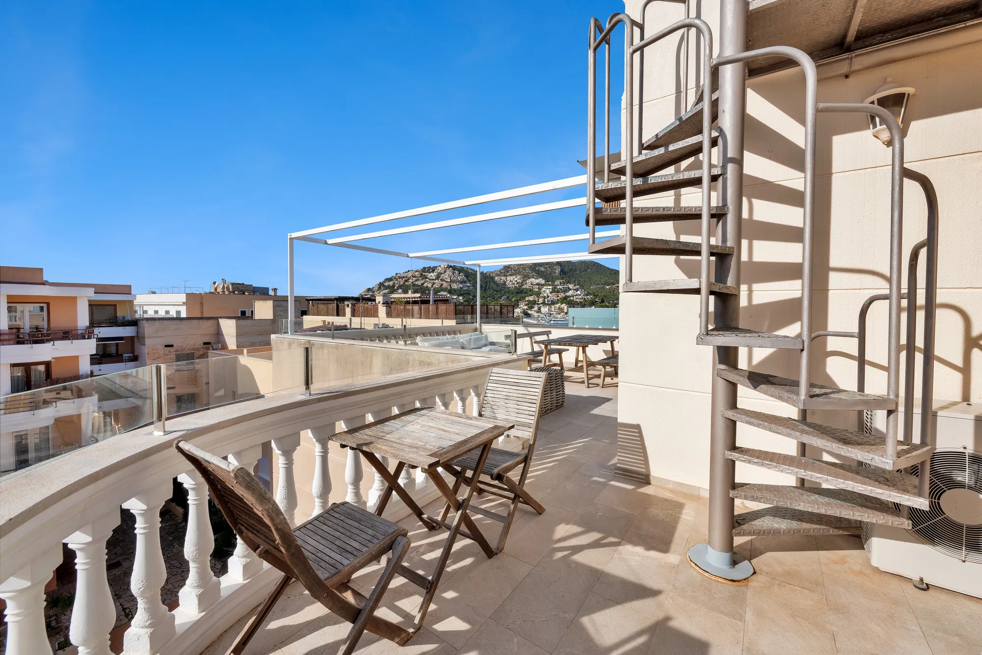 Renovated penthouse in a central harbour location with panoramic views-9
