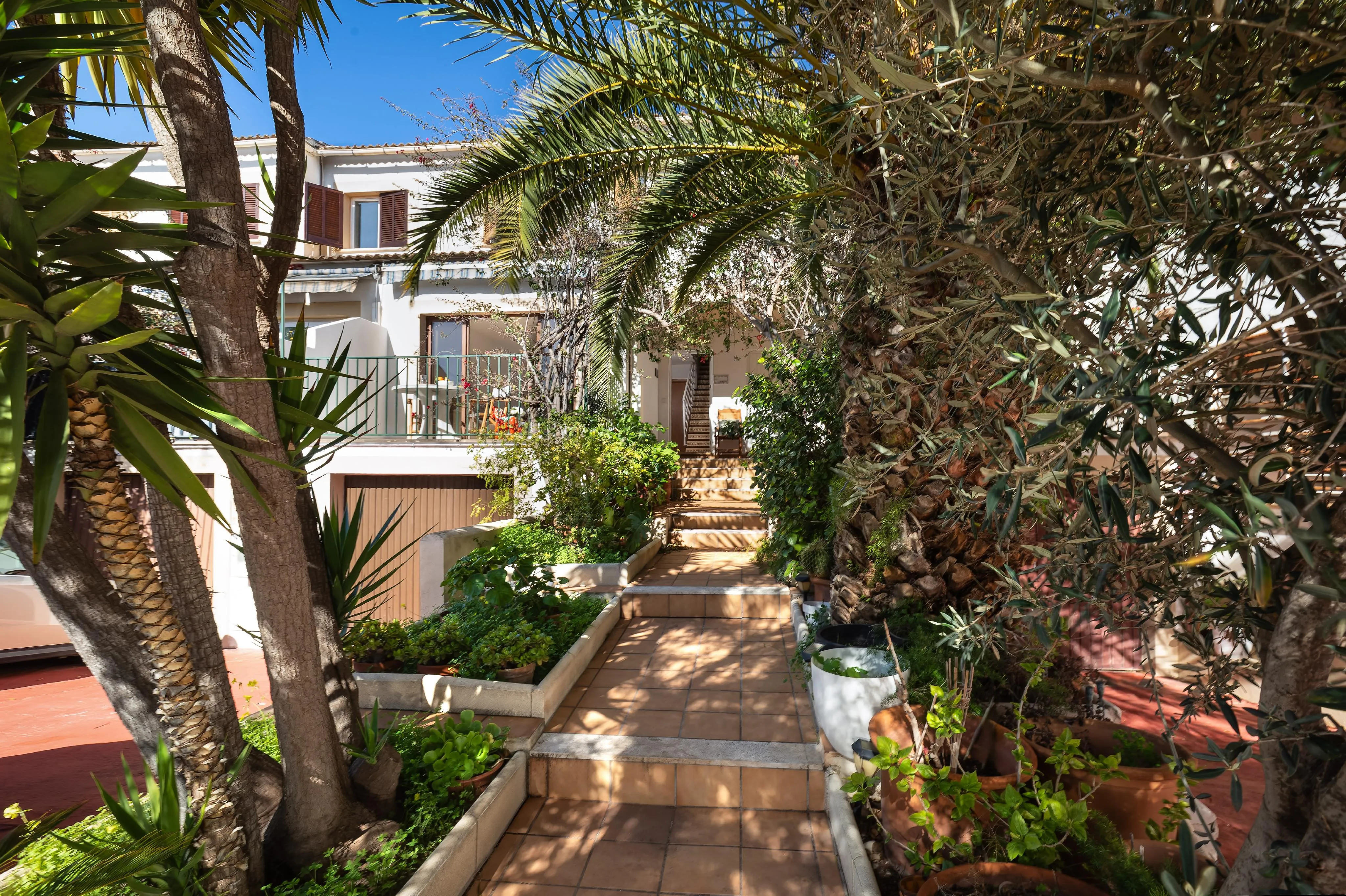 Charming townhouse in Portals, walking distance to beach and amenities-8