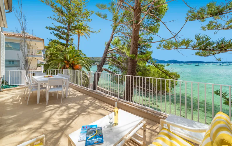 Doskonały dwupoziomowy penthouse bezpośrednio przy plaży.