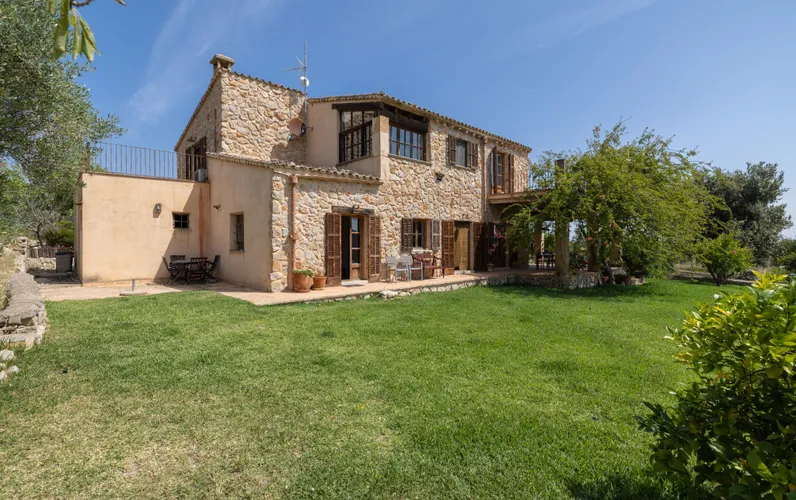 Charmante natuurstenen finca met adembenemend uitzicht