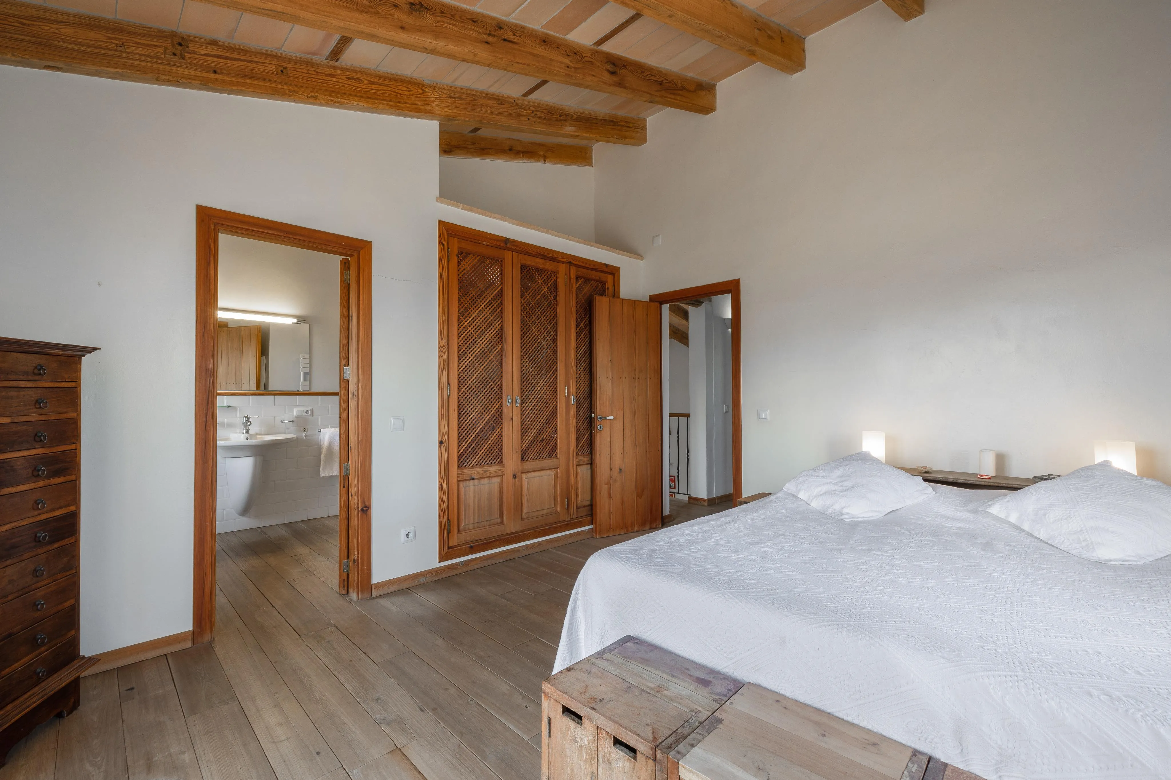 Charmante natuurstenen finca met adembenemend uitzicht-13