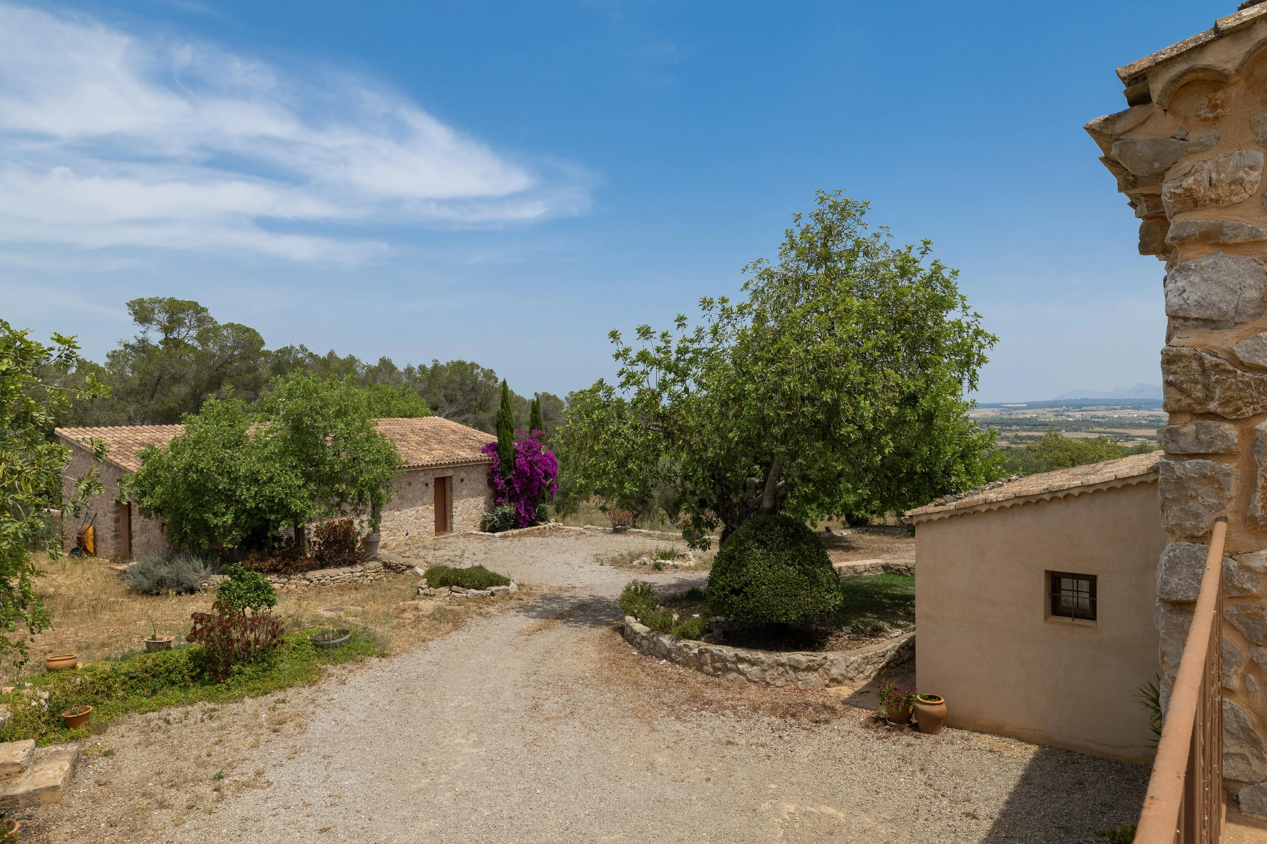 Charmante natuurstenen finca met adembenemend uitzicht-15